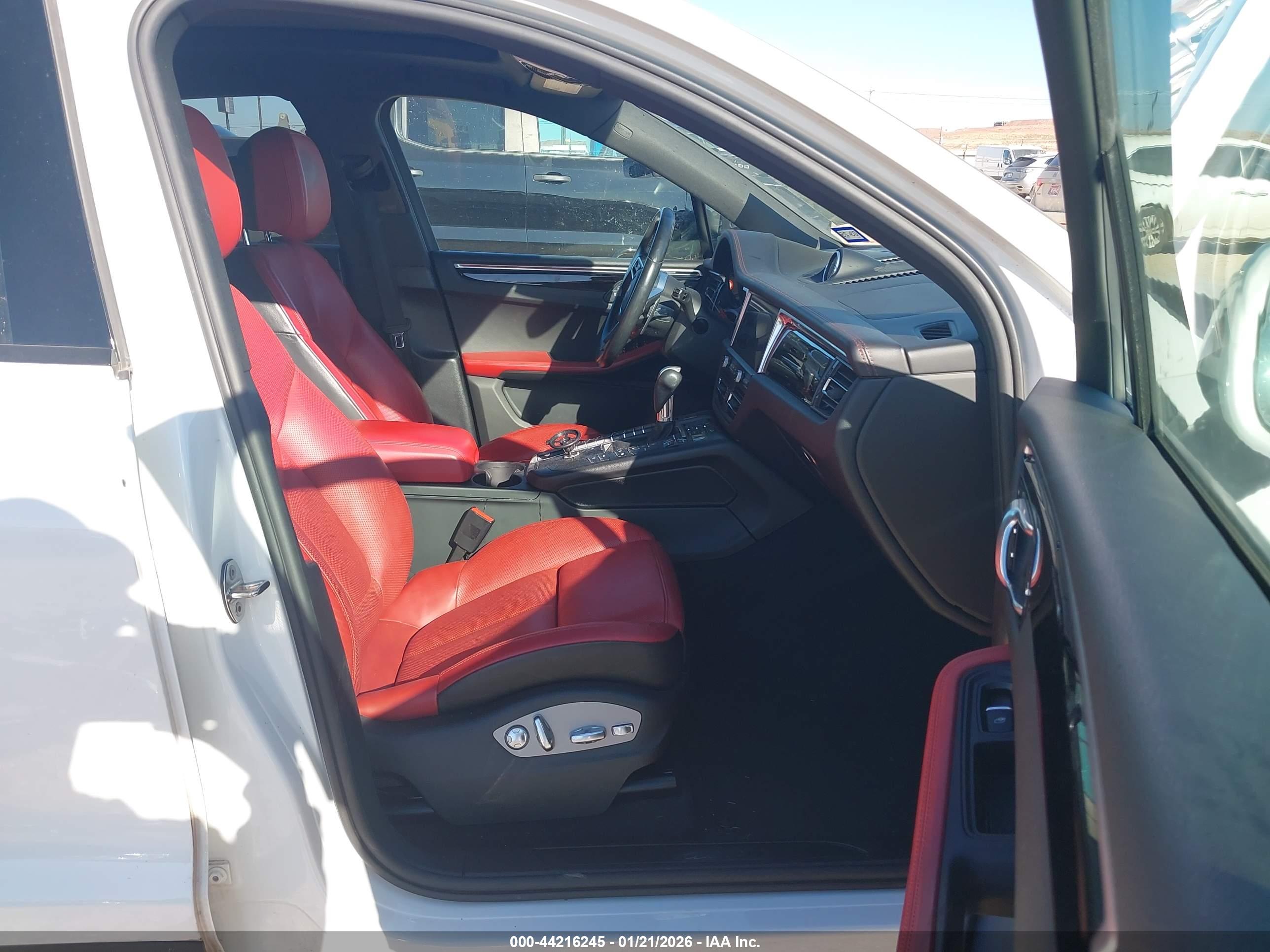 PORSCHE MACAN image 5