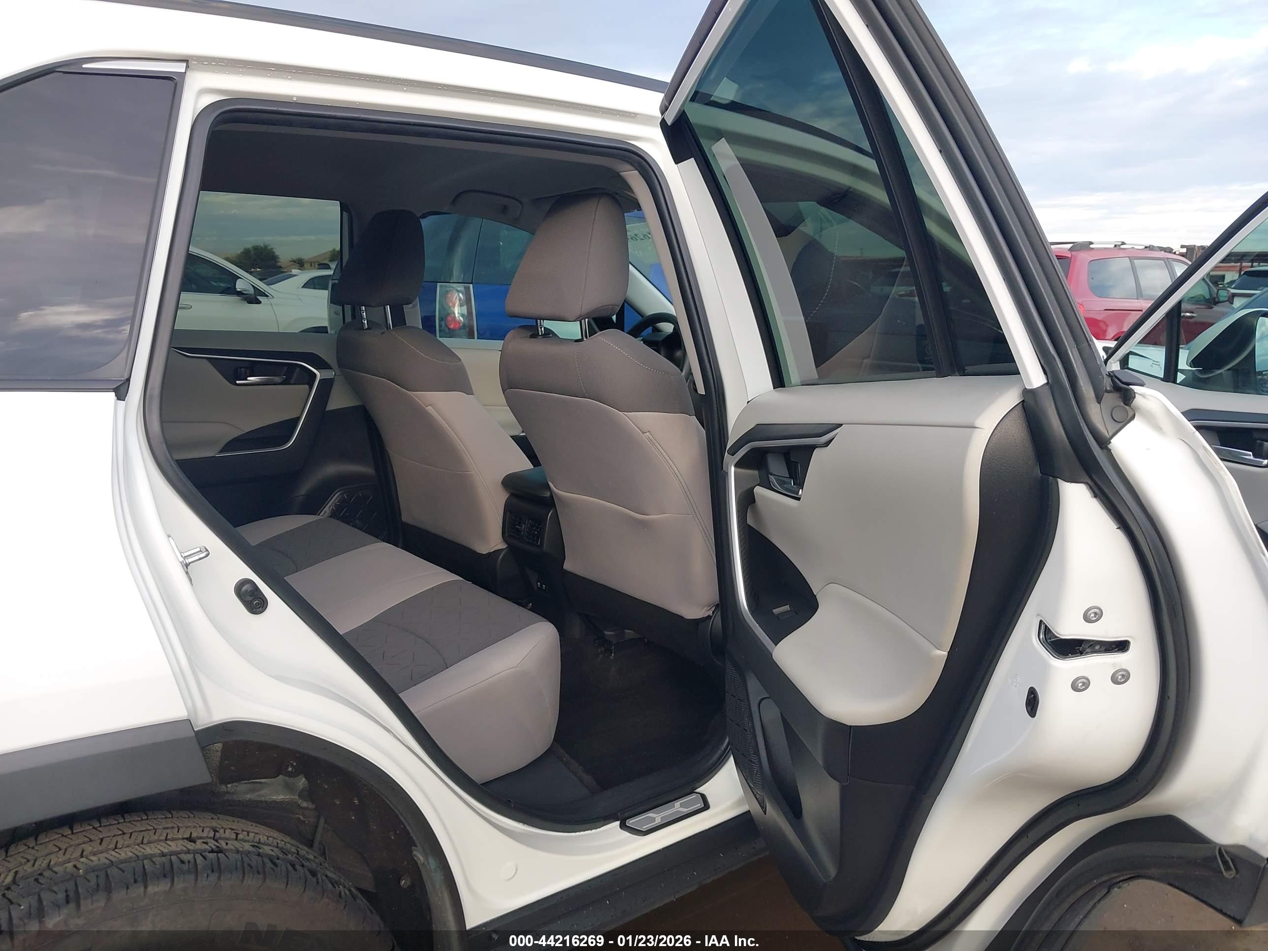 TOYOTA RAV4 image 8