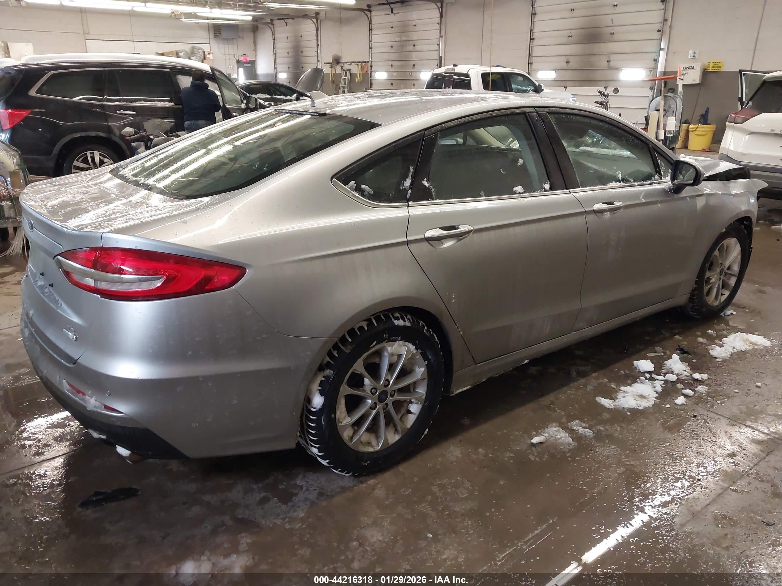 FORD FUSION image 4