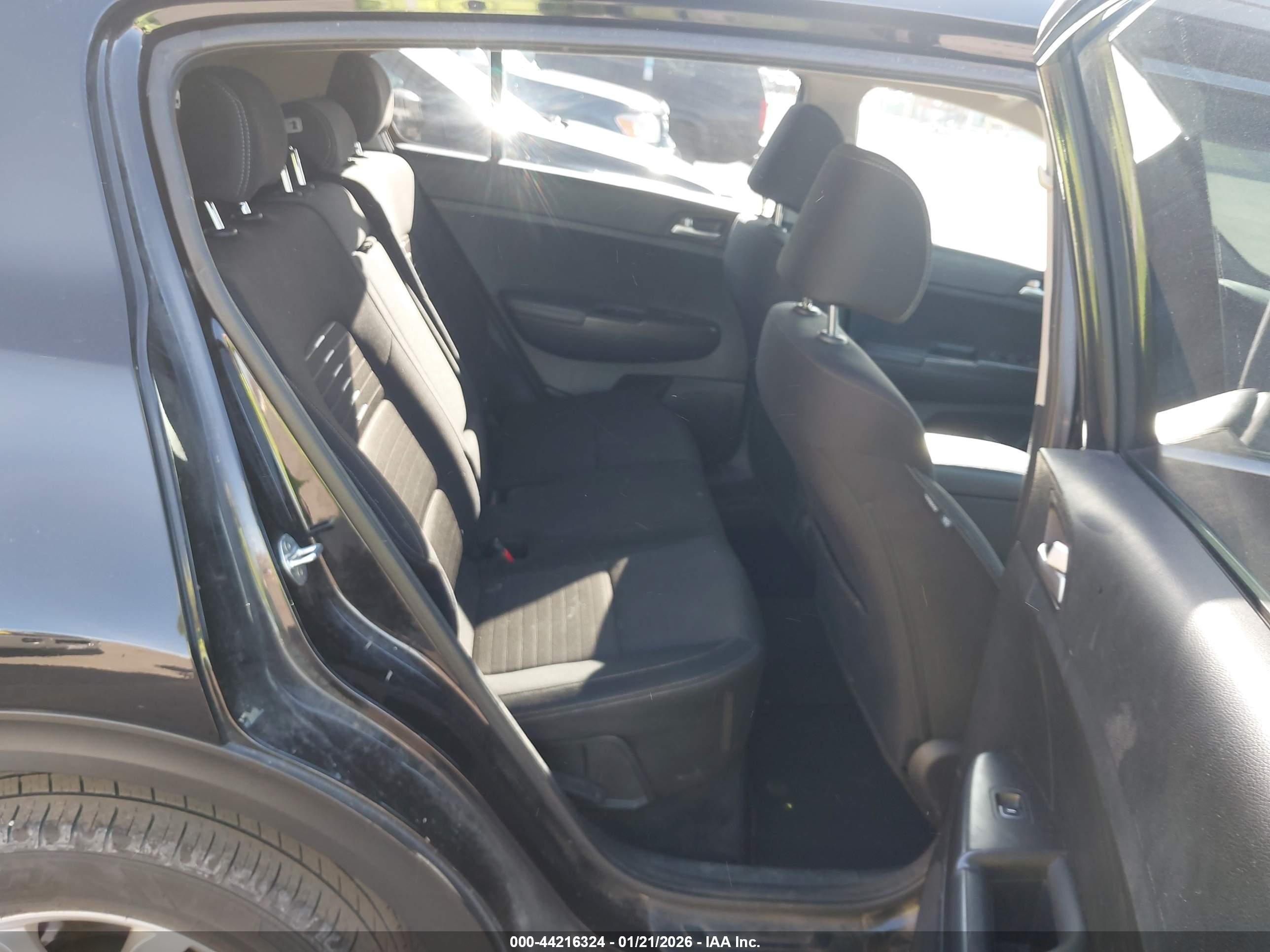 KIA SPORTAGE image 8