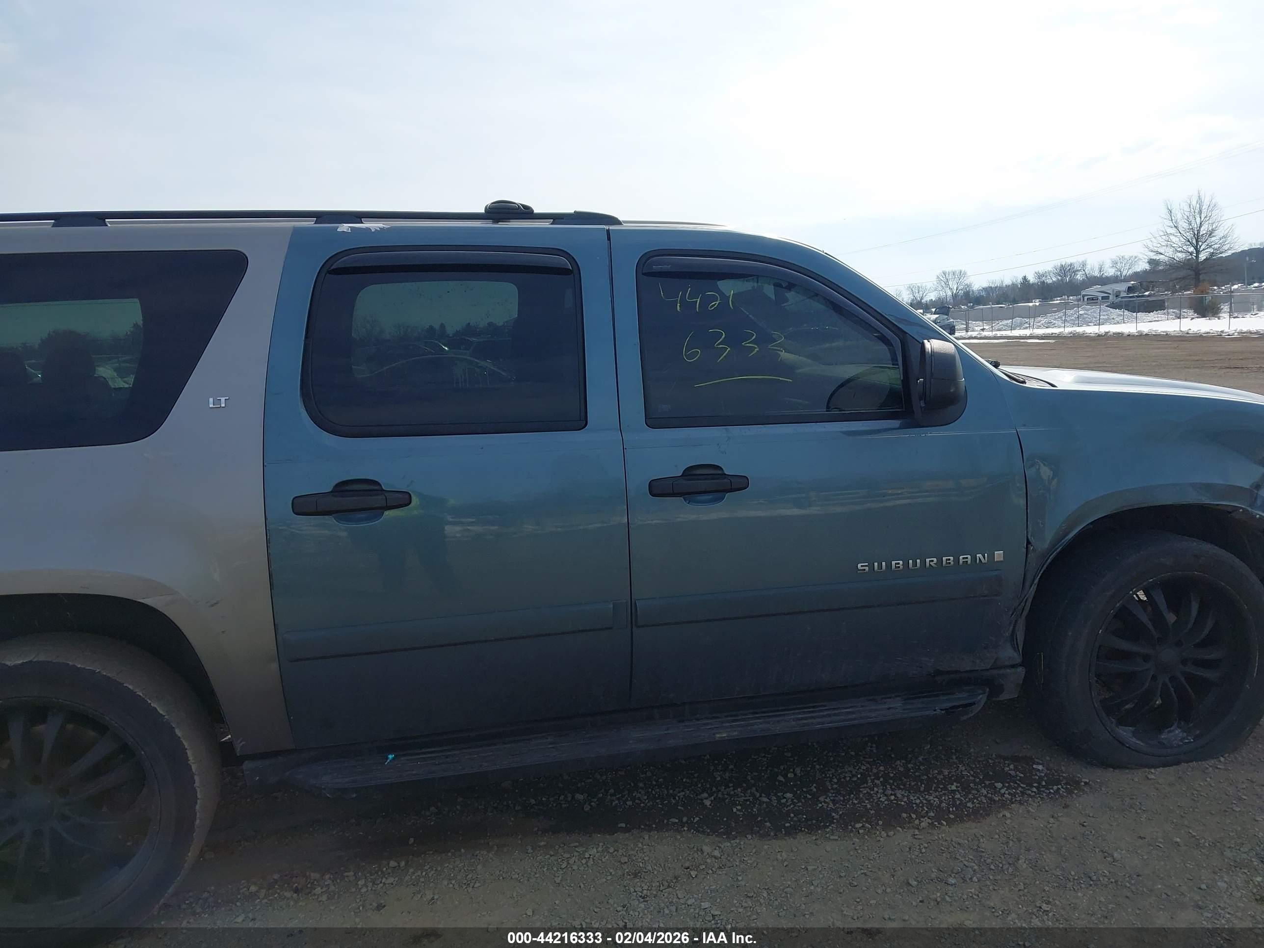CHEVROLET SUBURBAN image 6