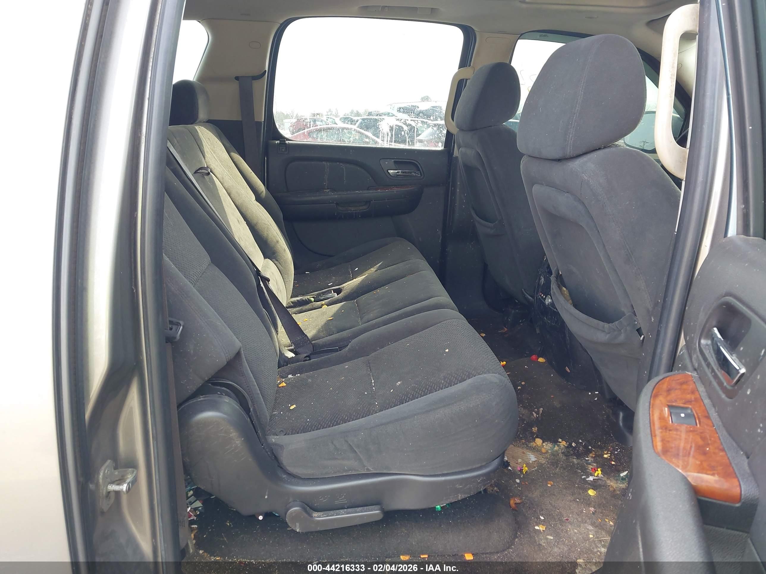 CHEVROLET SUBURBAN image 8