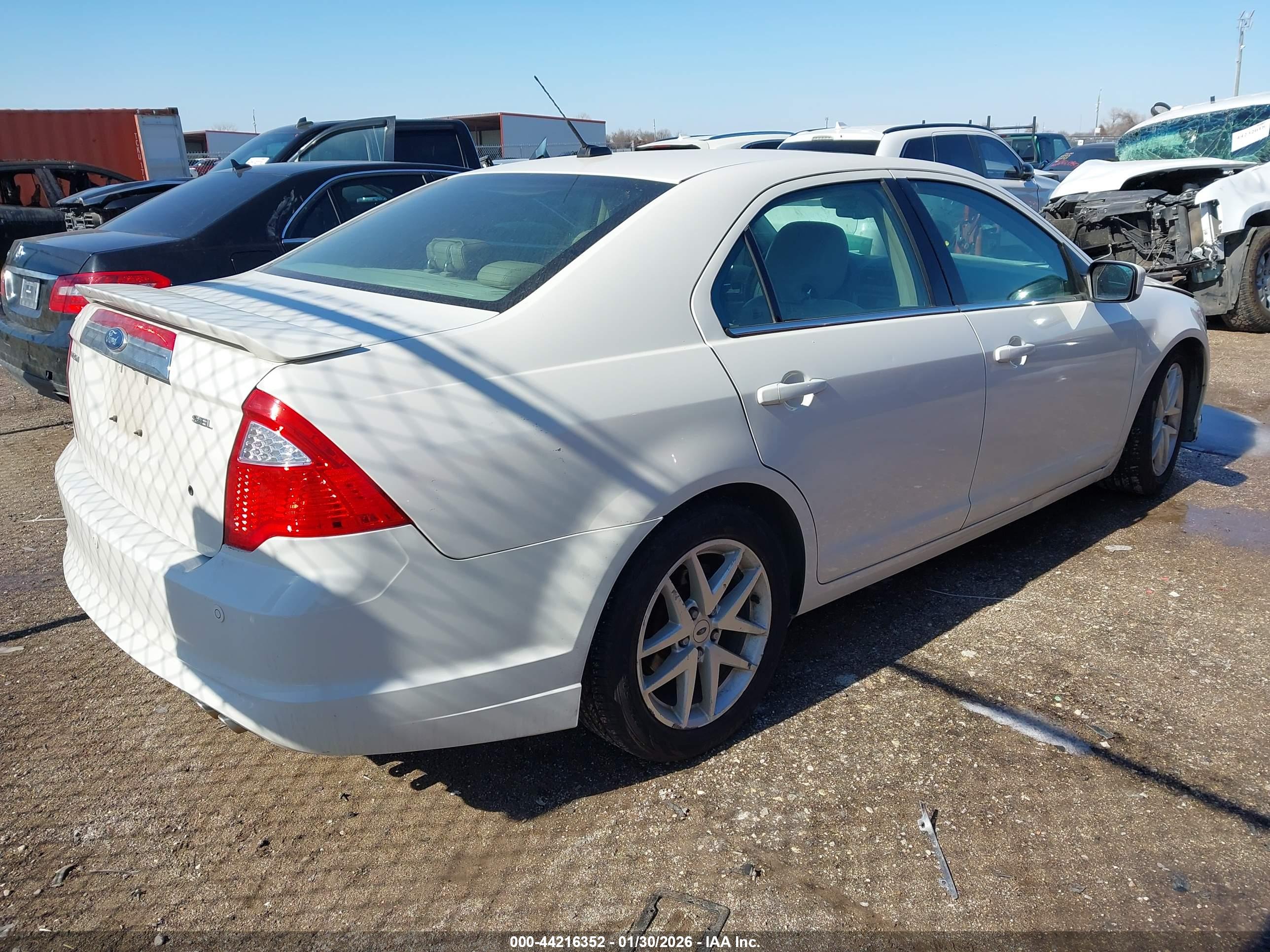 FORD FUSION image 4
