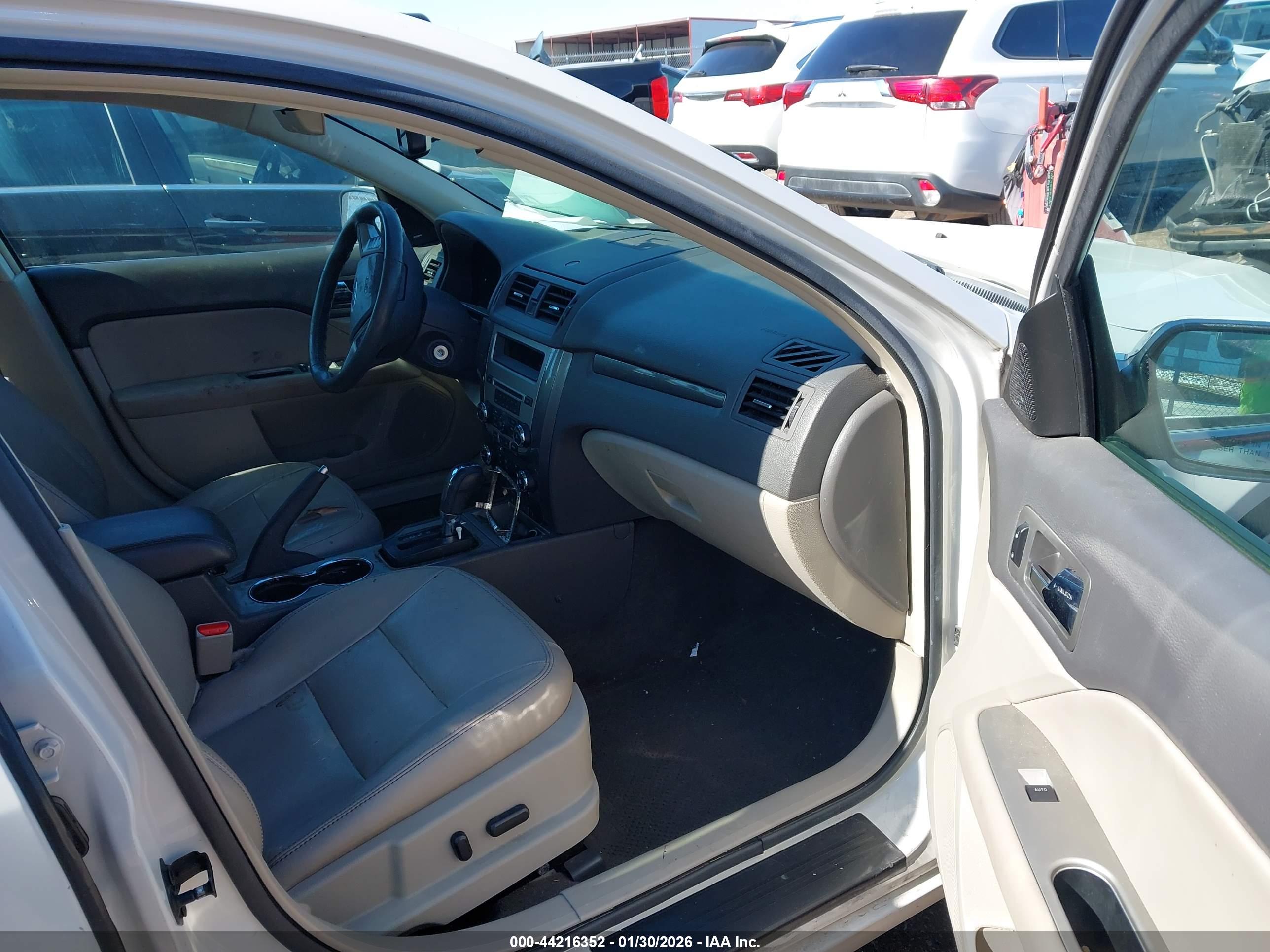 FORD FUSION image 5