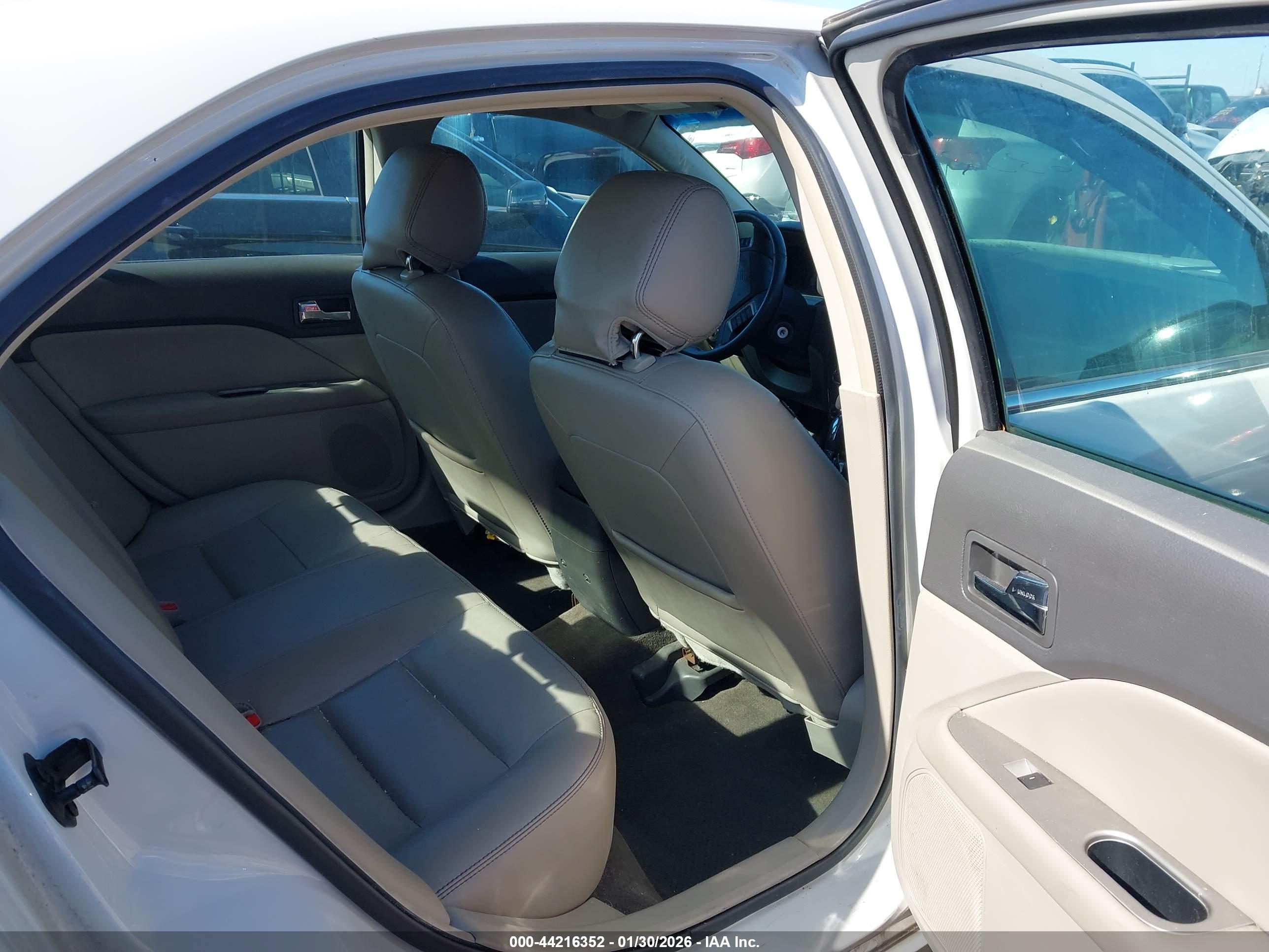 FORD FUSION image 8