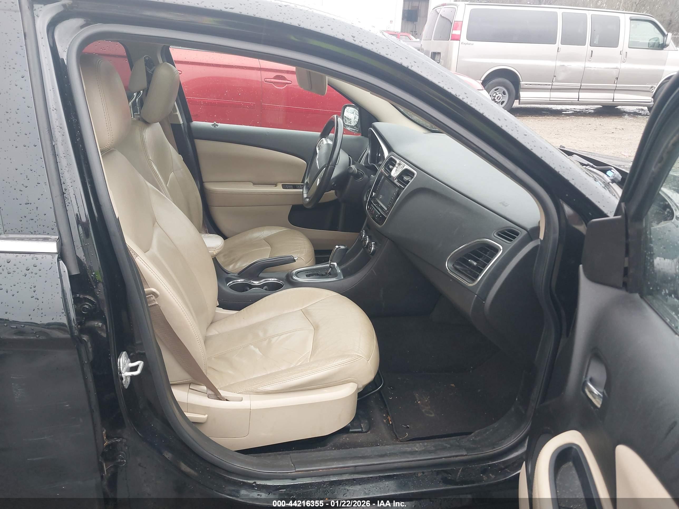 CHRYSLER 200 image 5