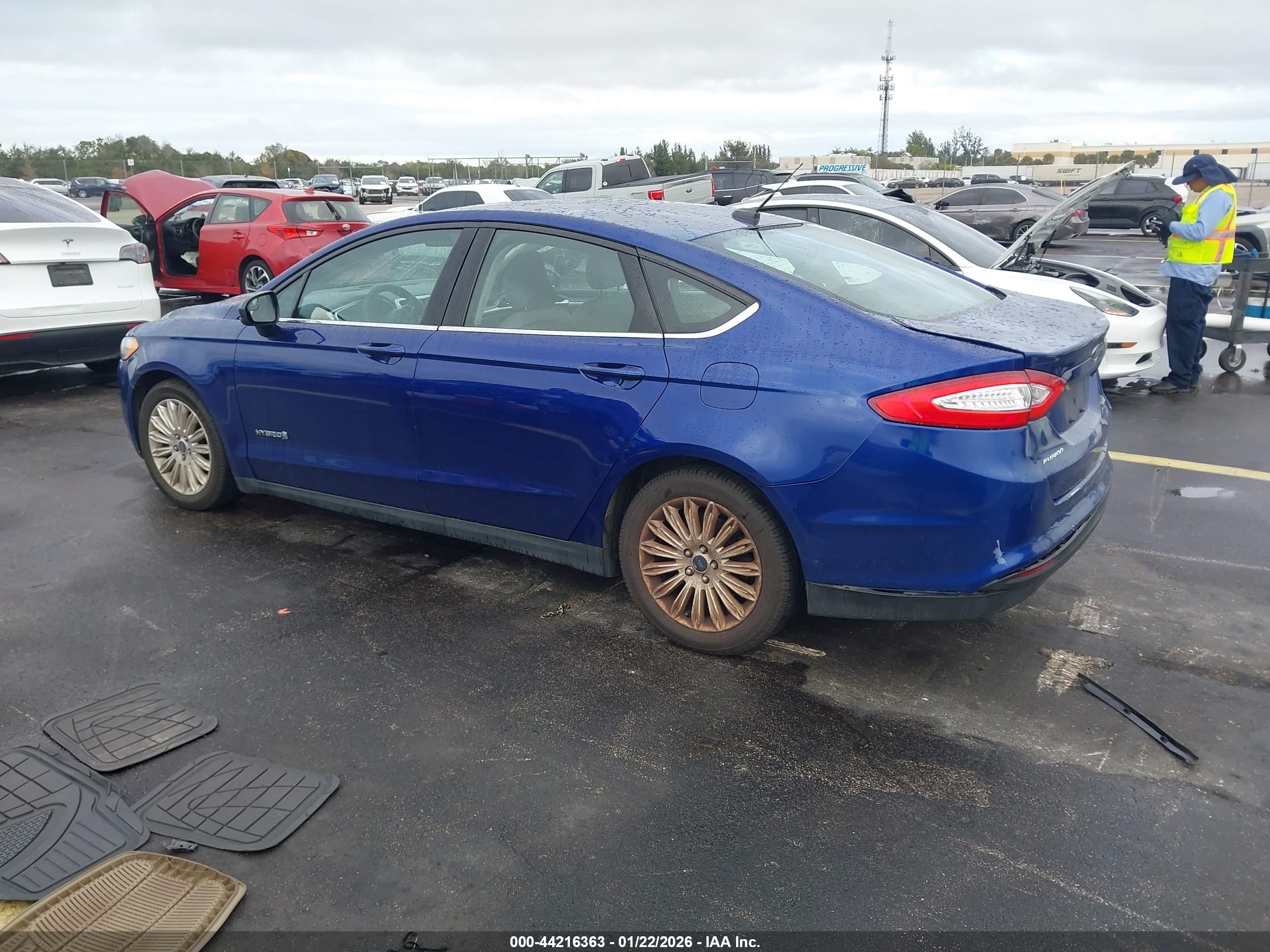 FORD FUSION image 3
