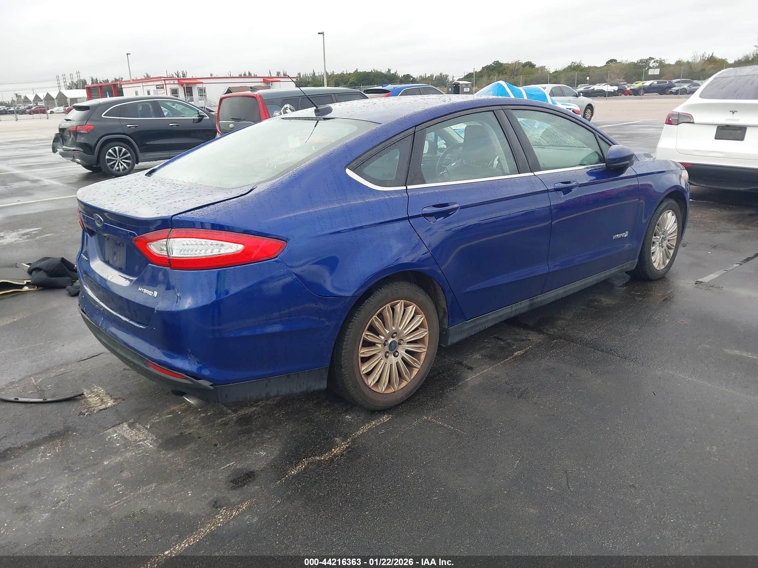 FORD FUSION image 4