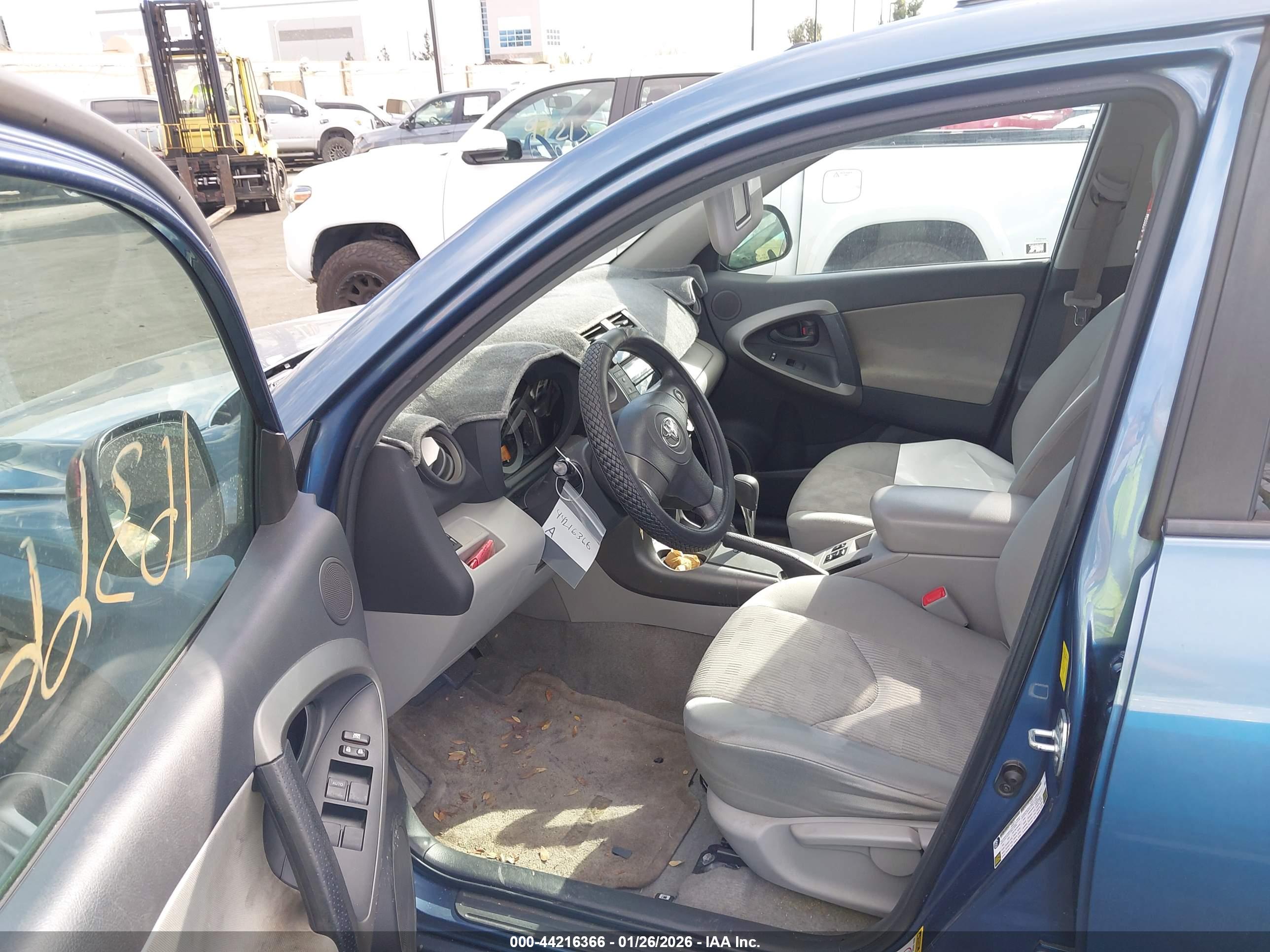 TOYOTA RAV4 image 5