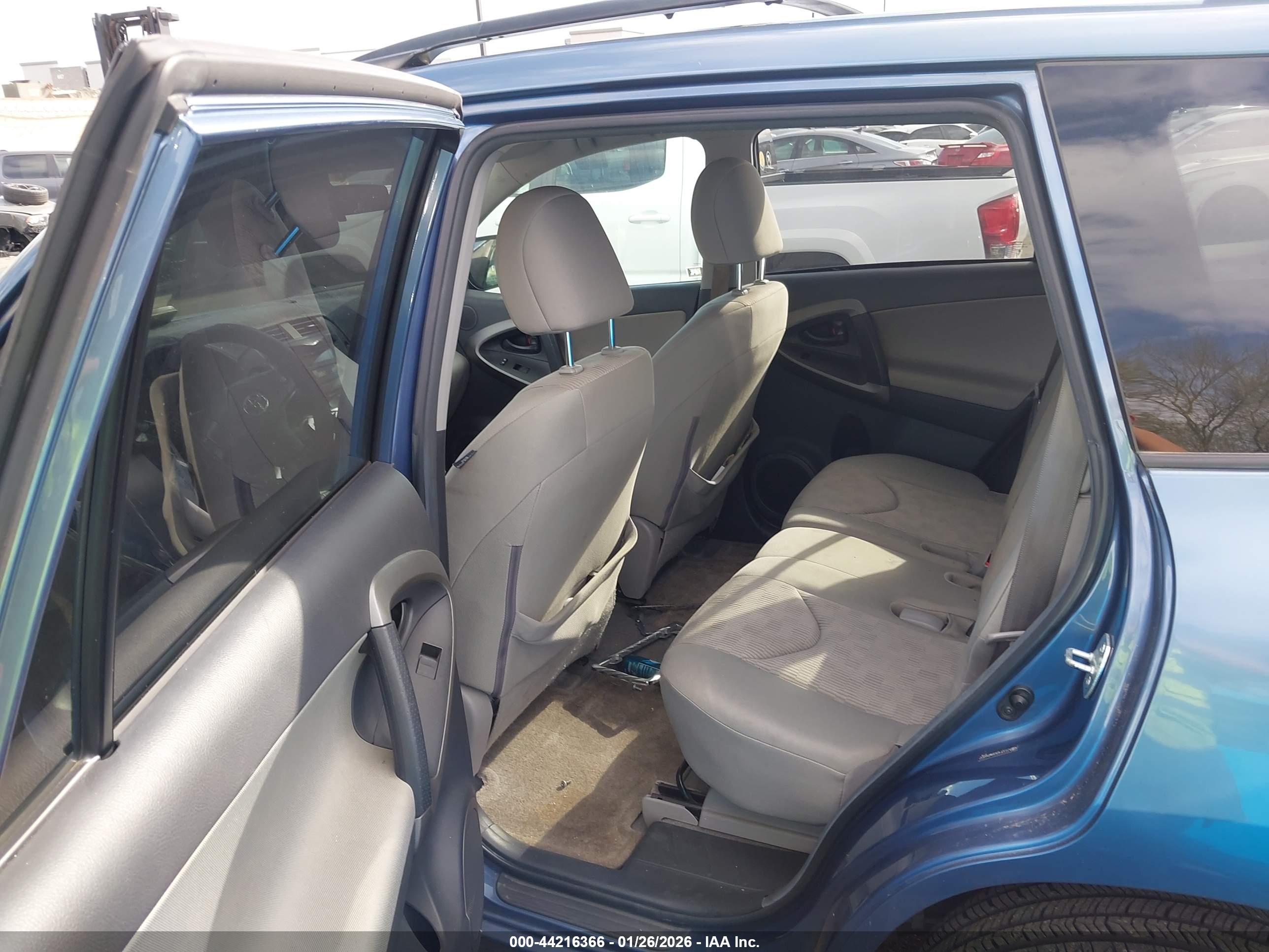 TOYOTA RAV4 image 8