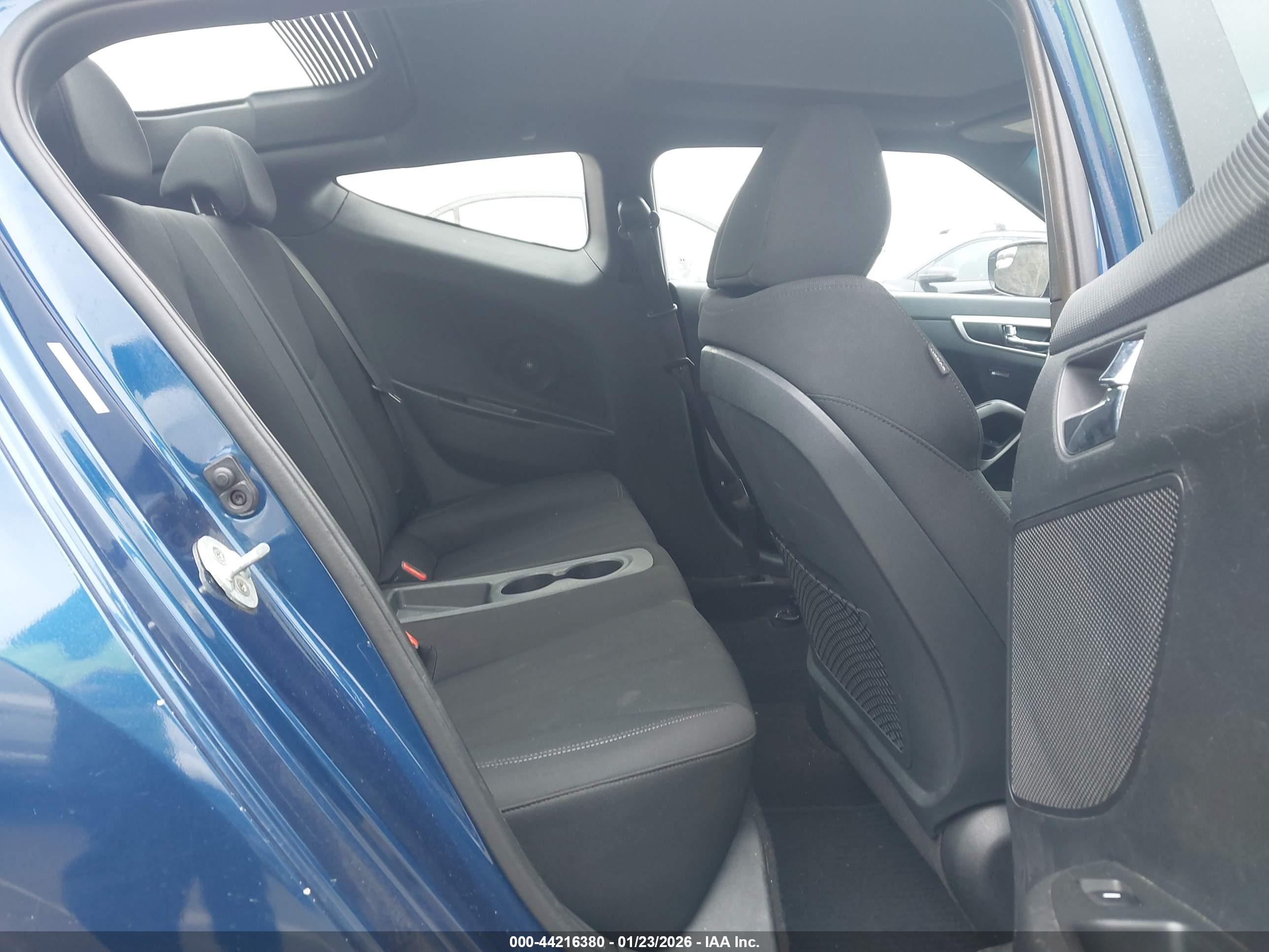 HYUNDAI VELOSTER image 8