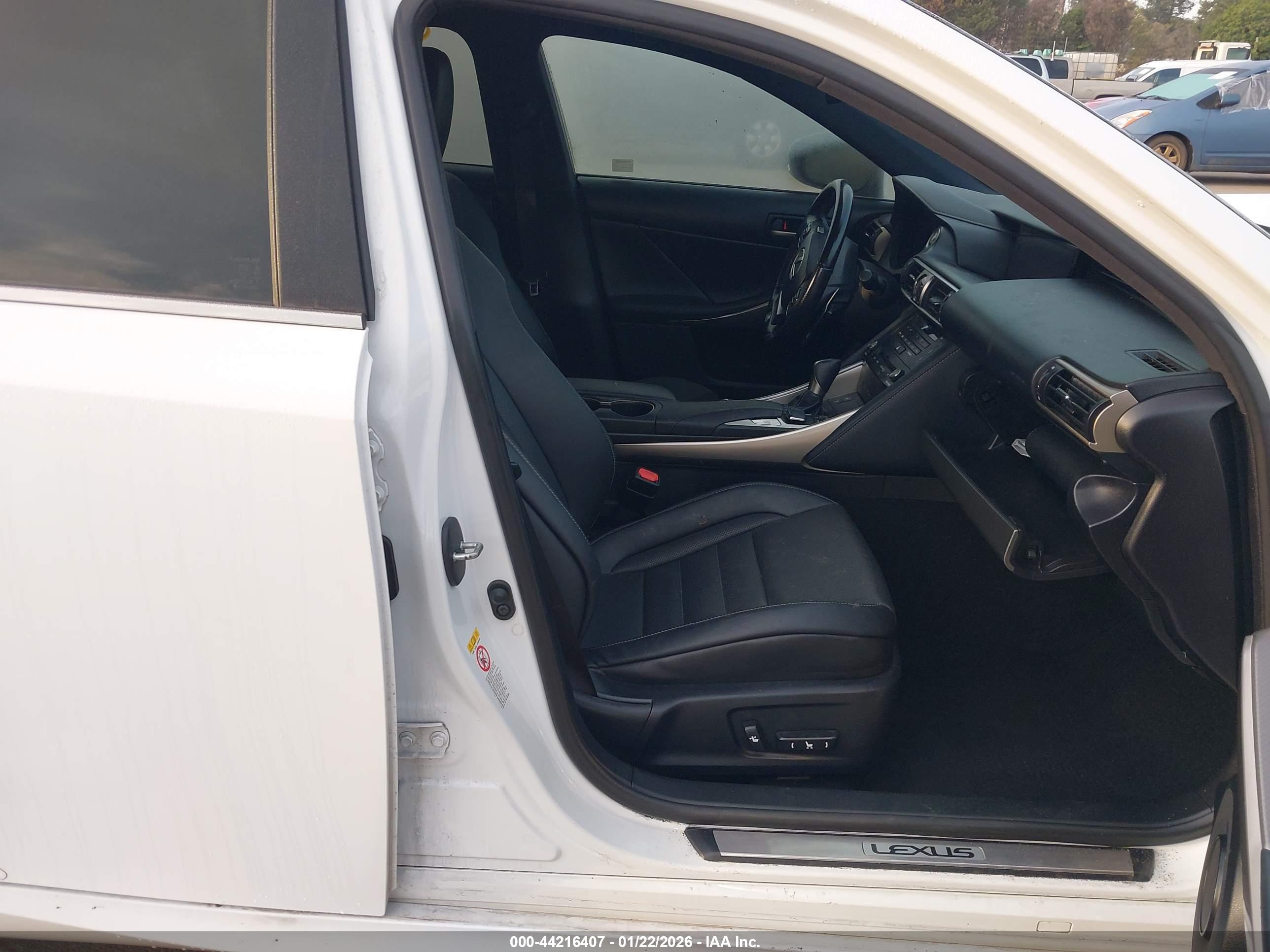 LEXUS IS image 5
