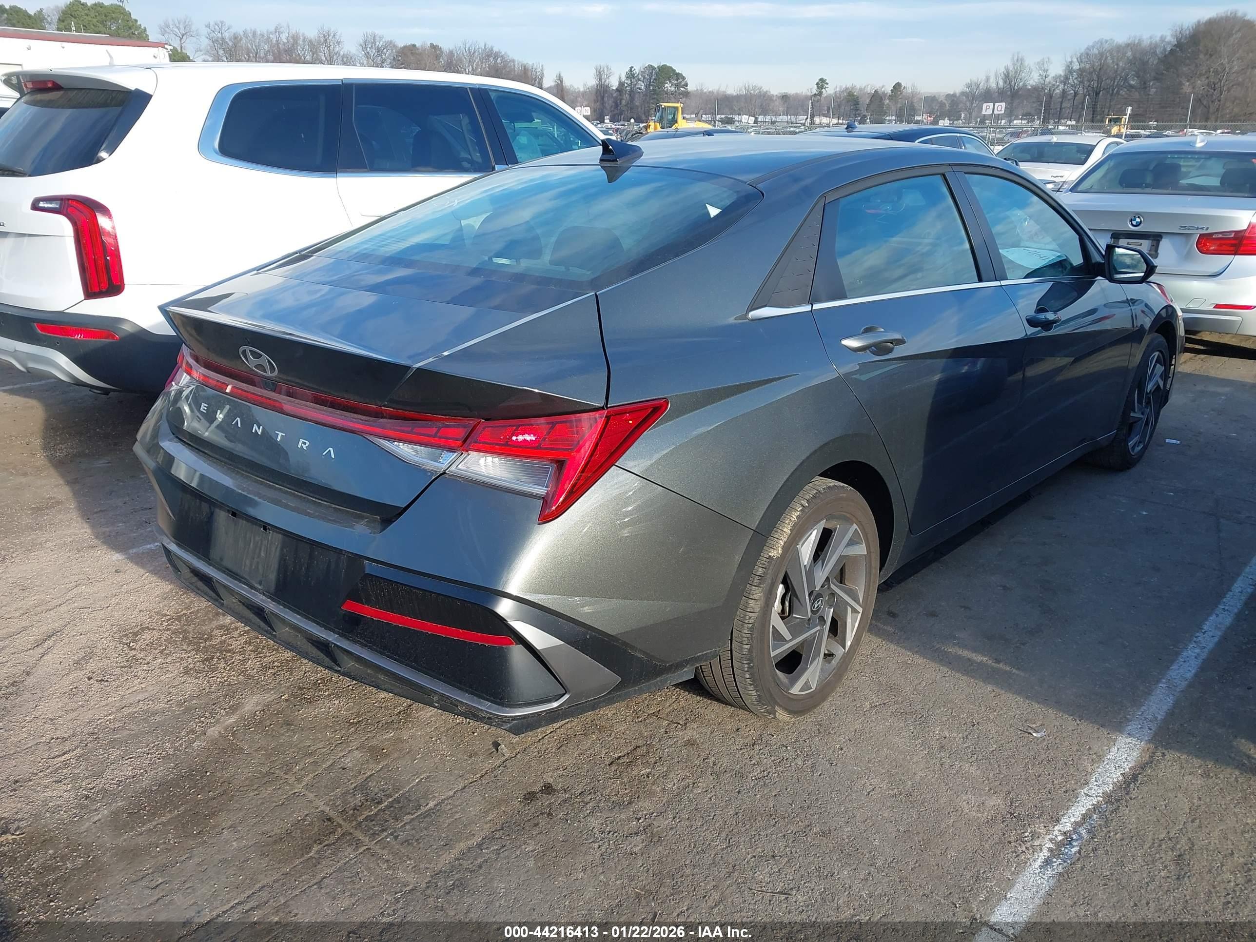 HYUNDAI ELANTRA image 4