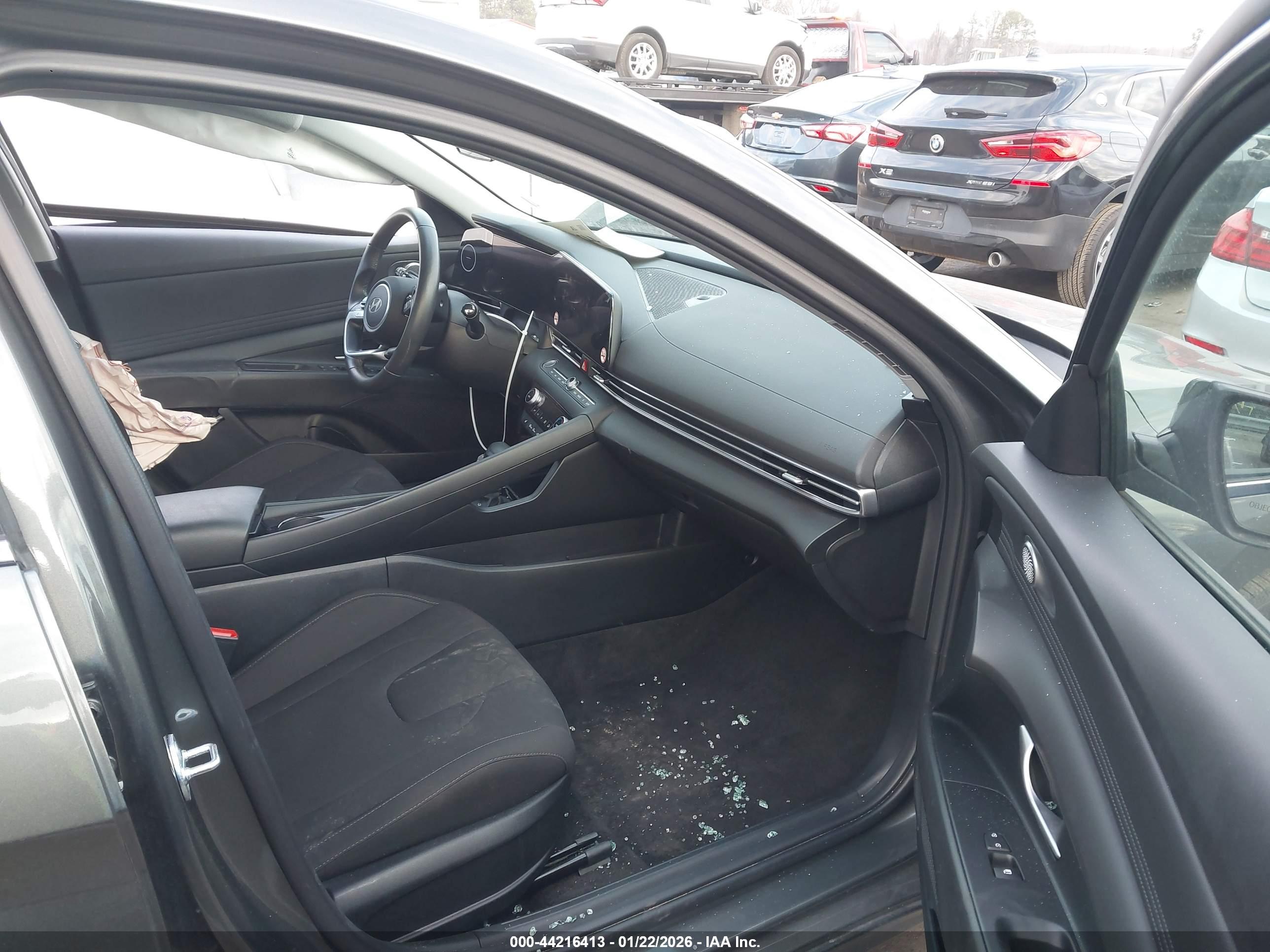 HYUNDAI ELANTRA image 5