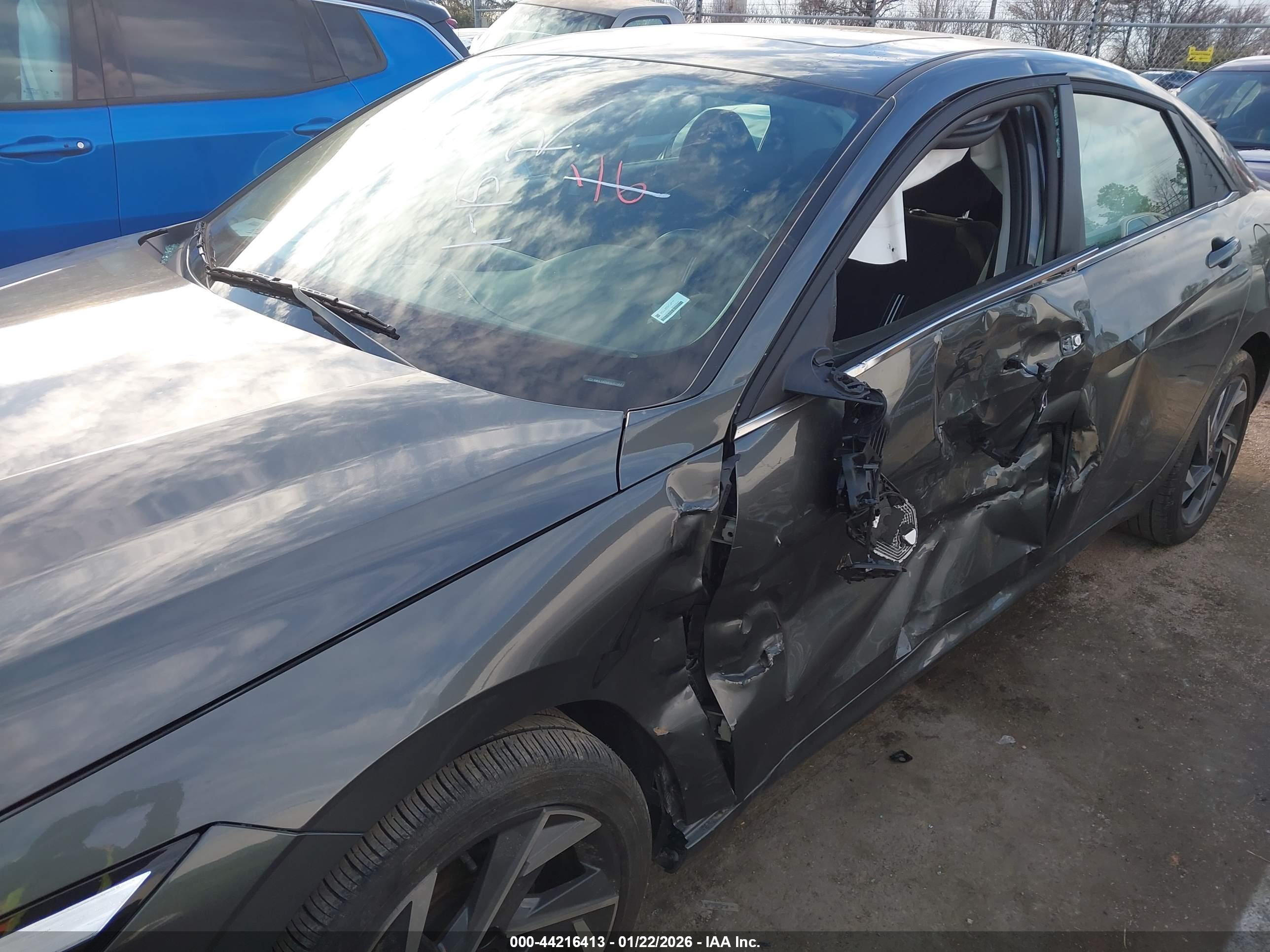 HYUNDAI ELANTRA image 6