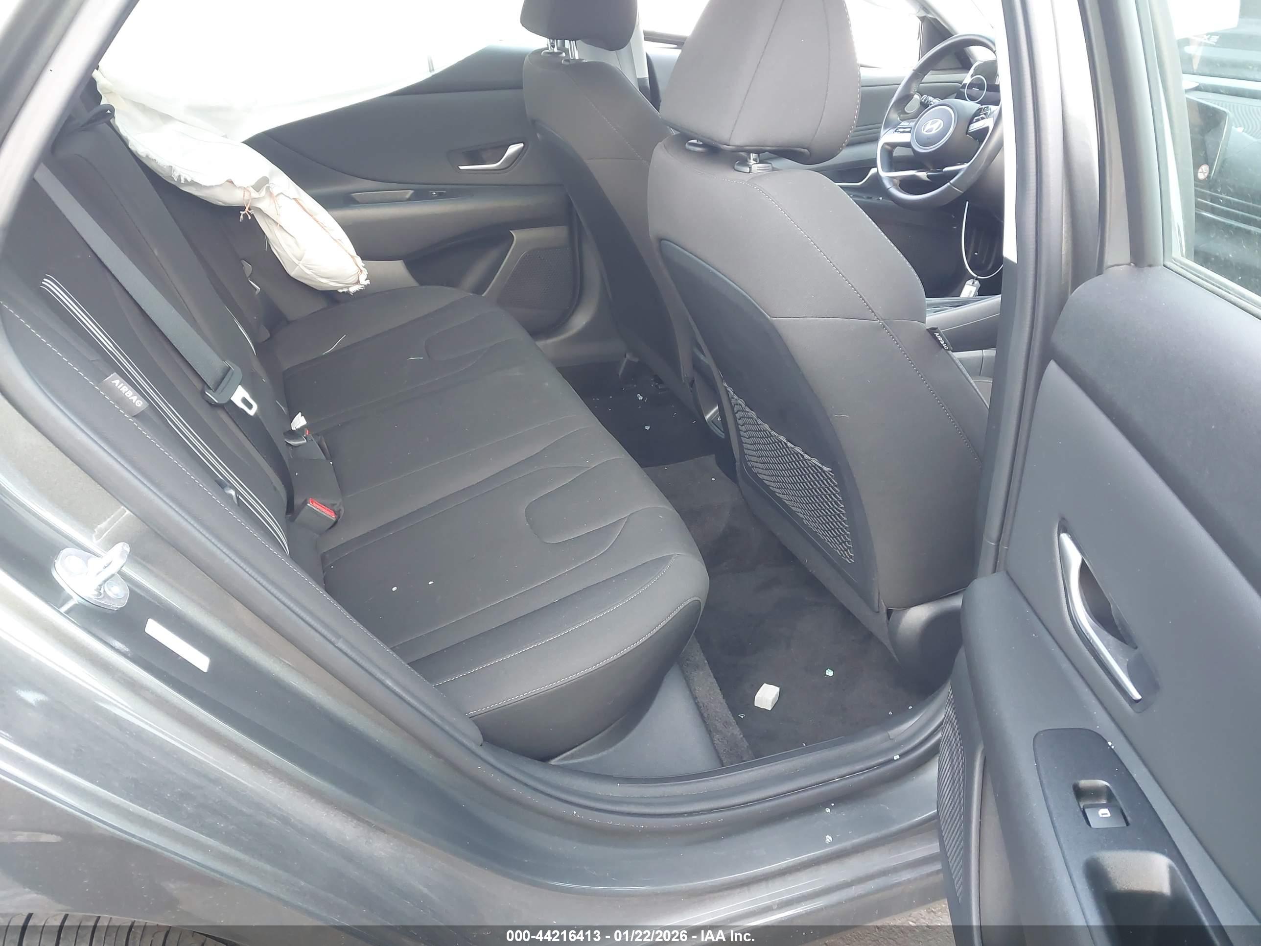 HYUNDAI ELANTRA image 8