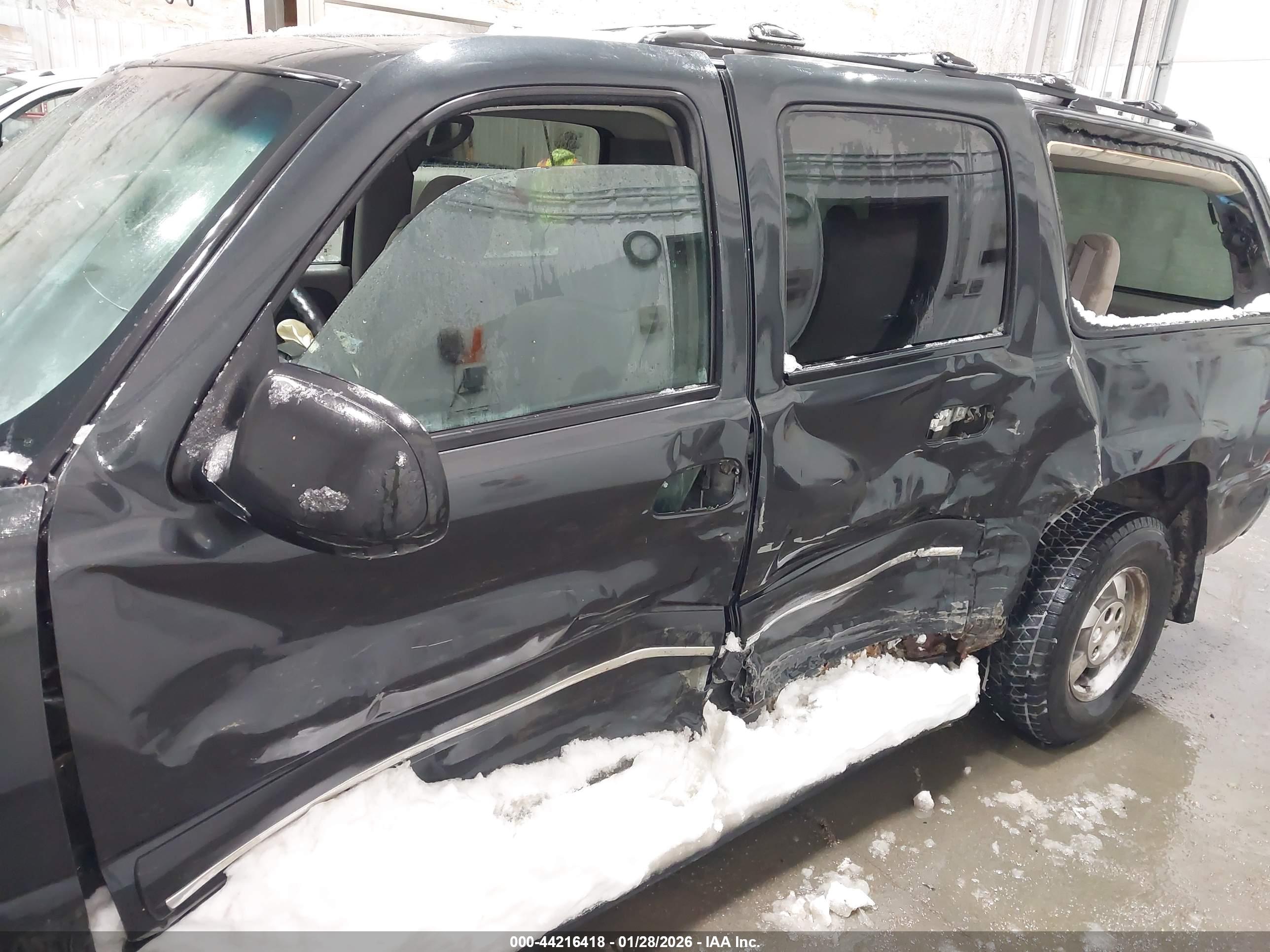 CHEVROLET SUBURBAN image 6