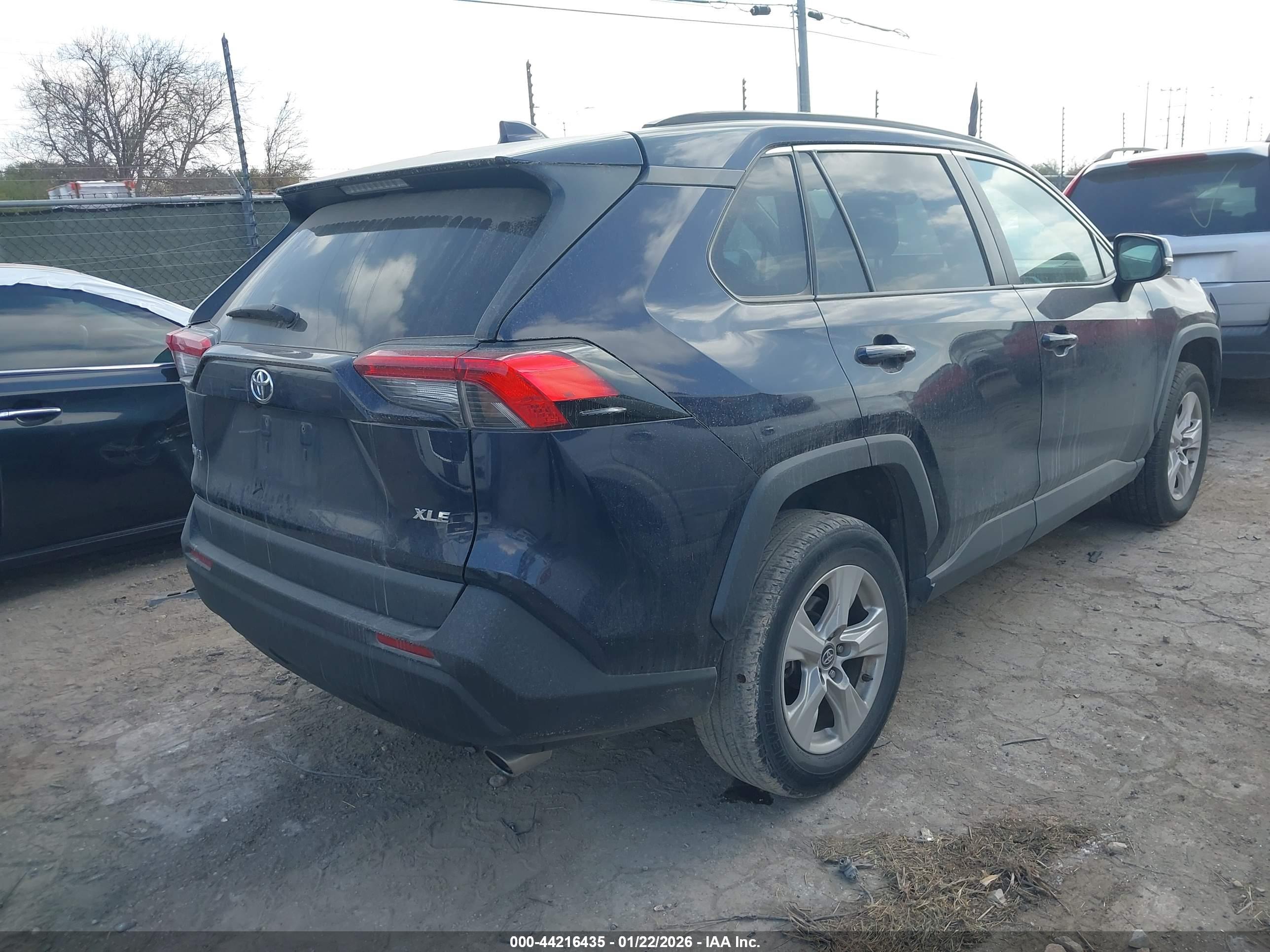 TOYOTA RAV4 image 4