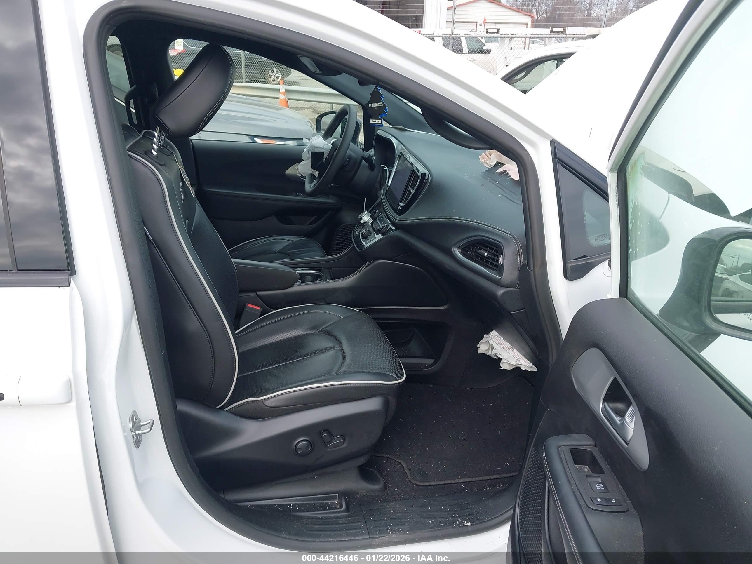 CHRYSLER PACIFICA image 5