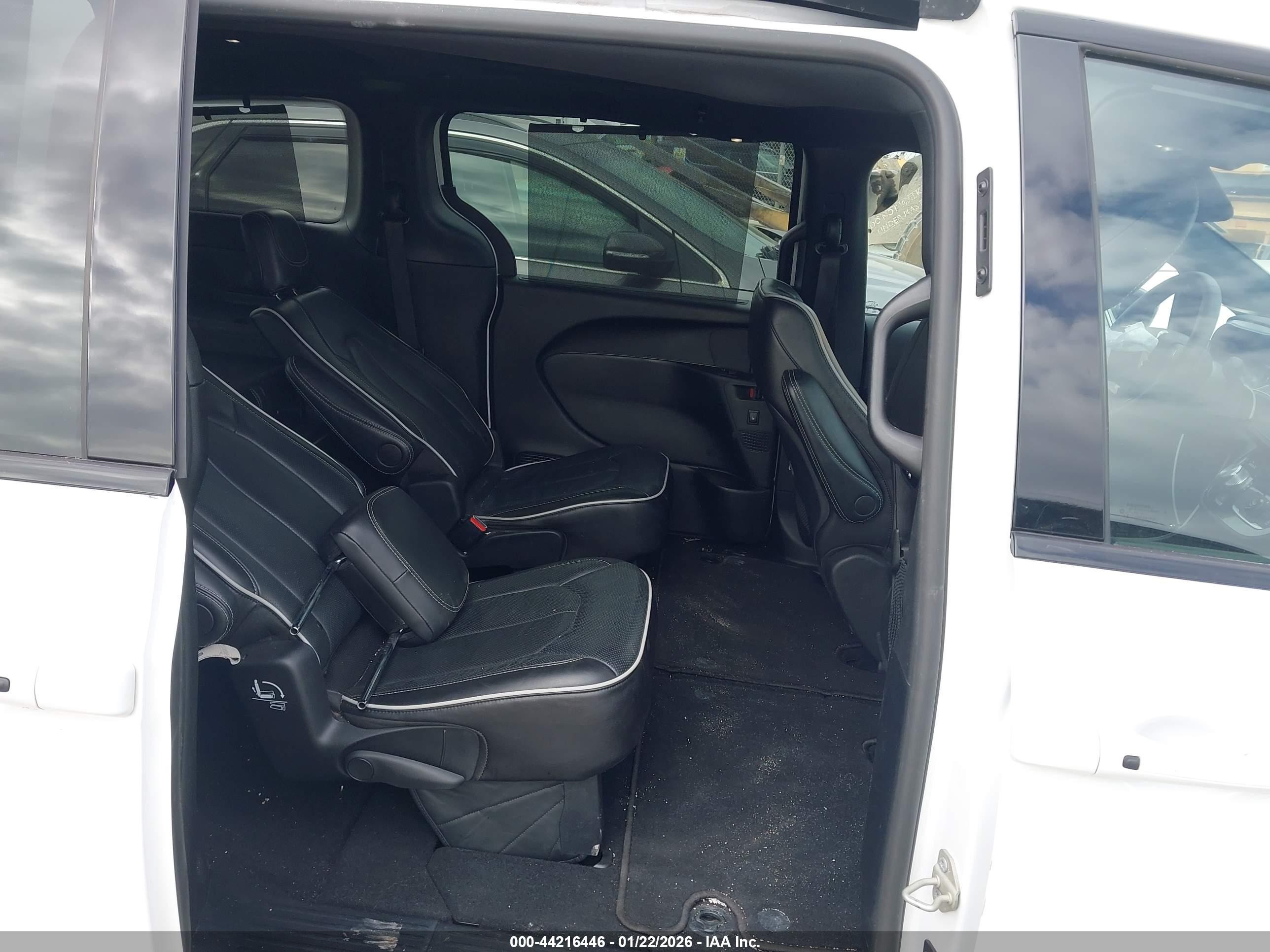 CHRYSLER PACIFICA image 8