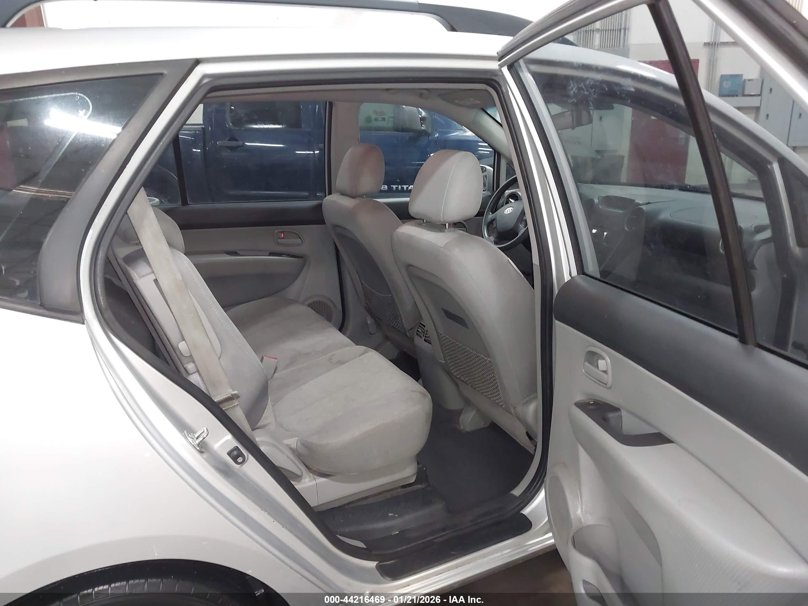 KIA RONDO image 8