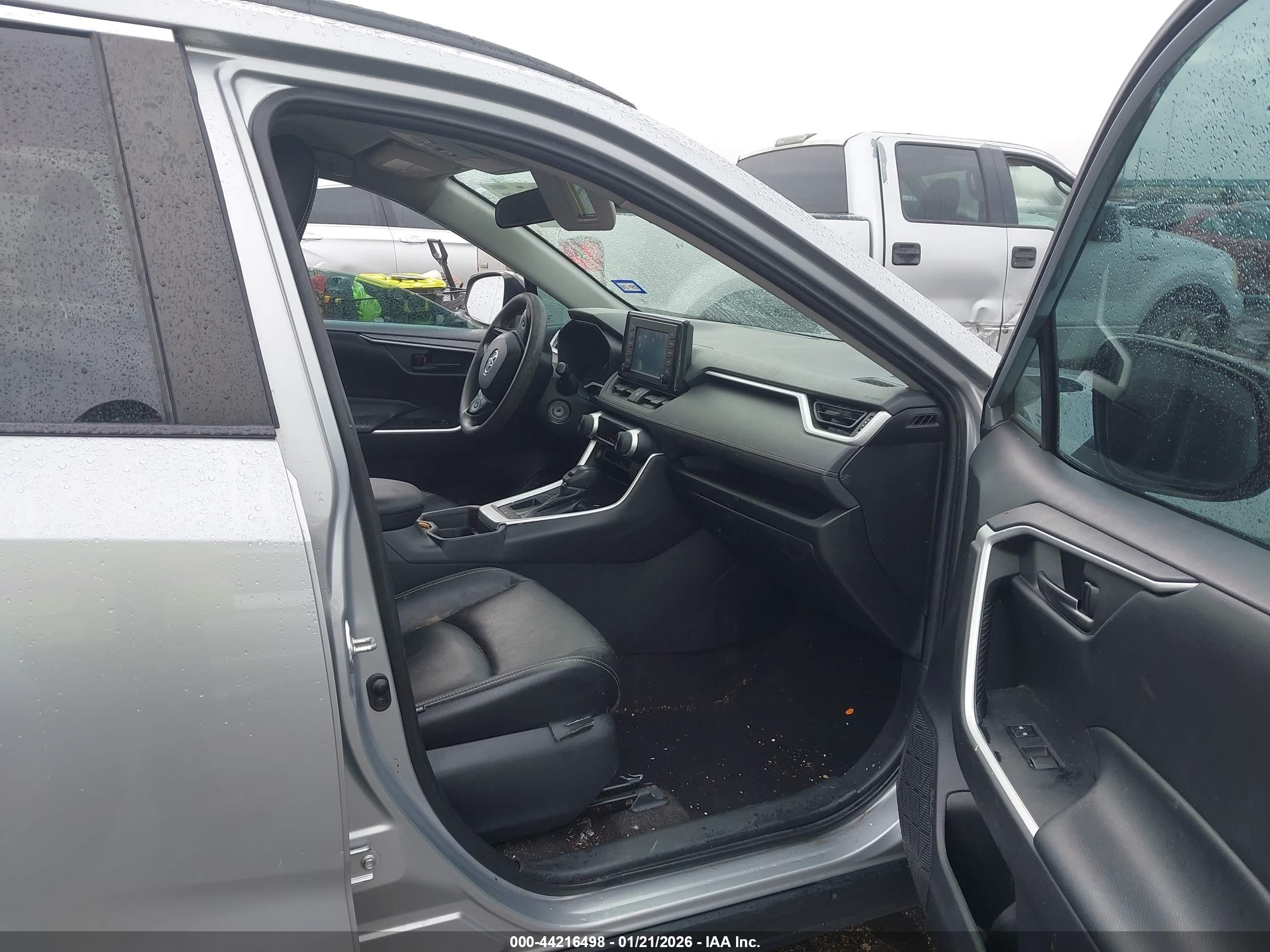 TOYOTA RAV4 image 5