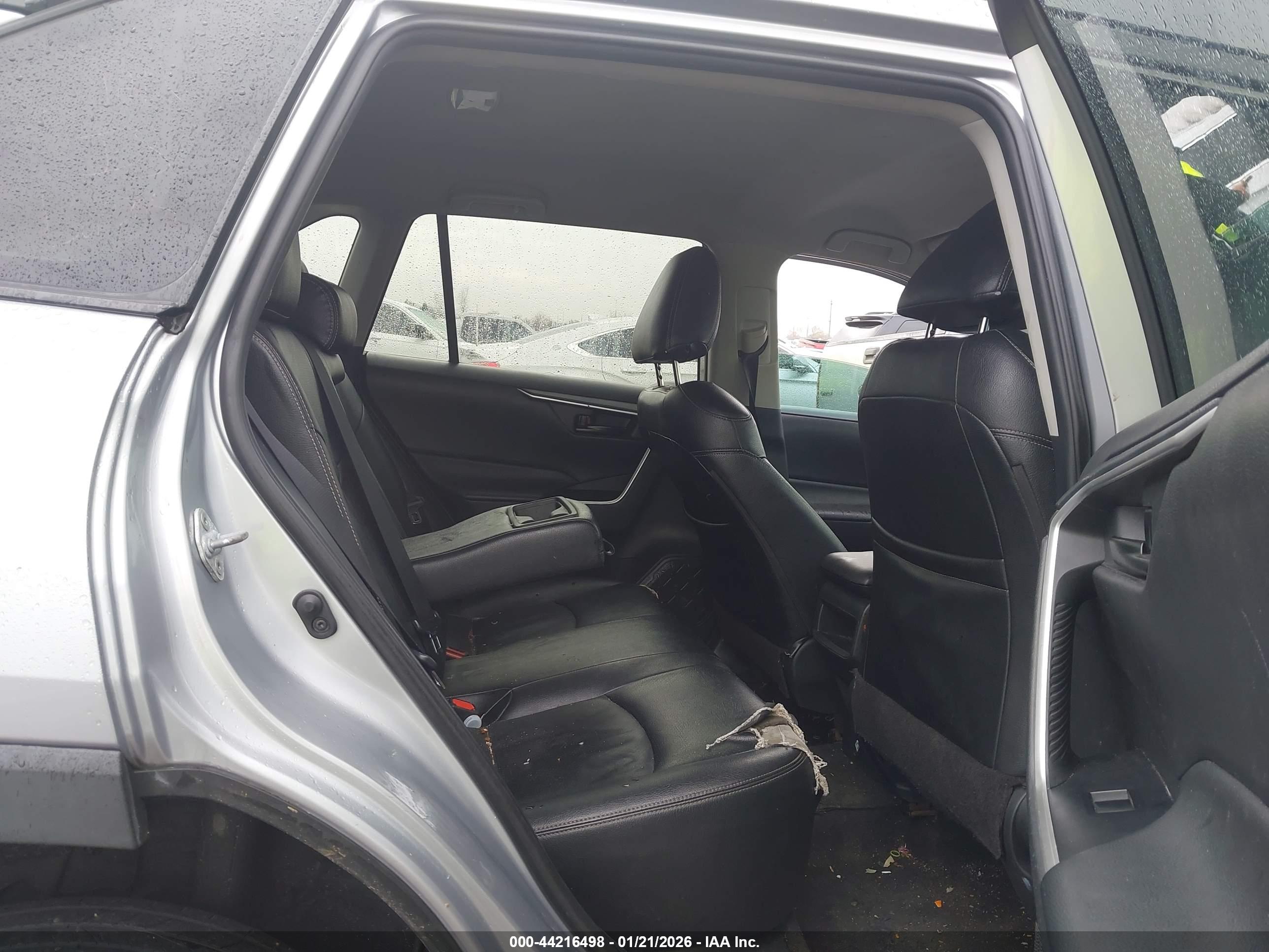 TOYOTA RAV4 image 8
