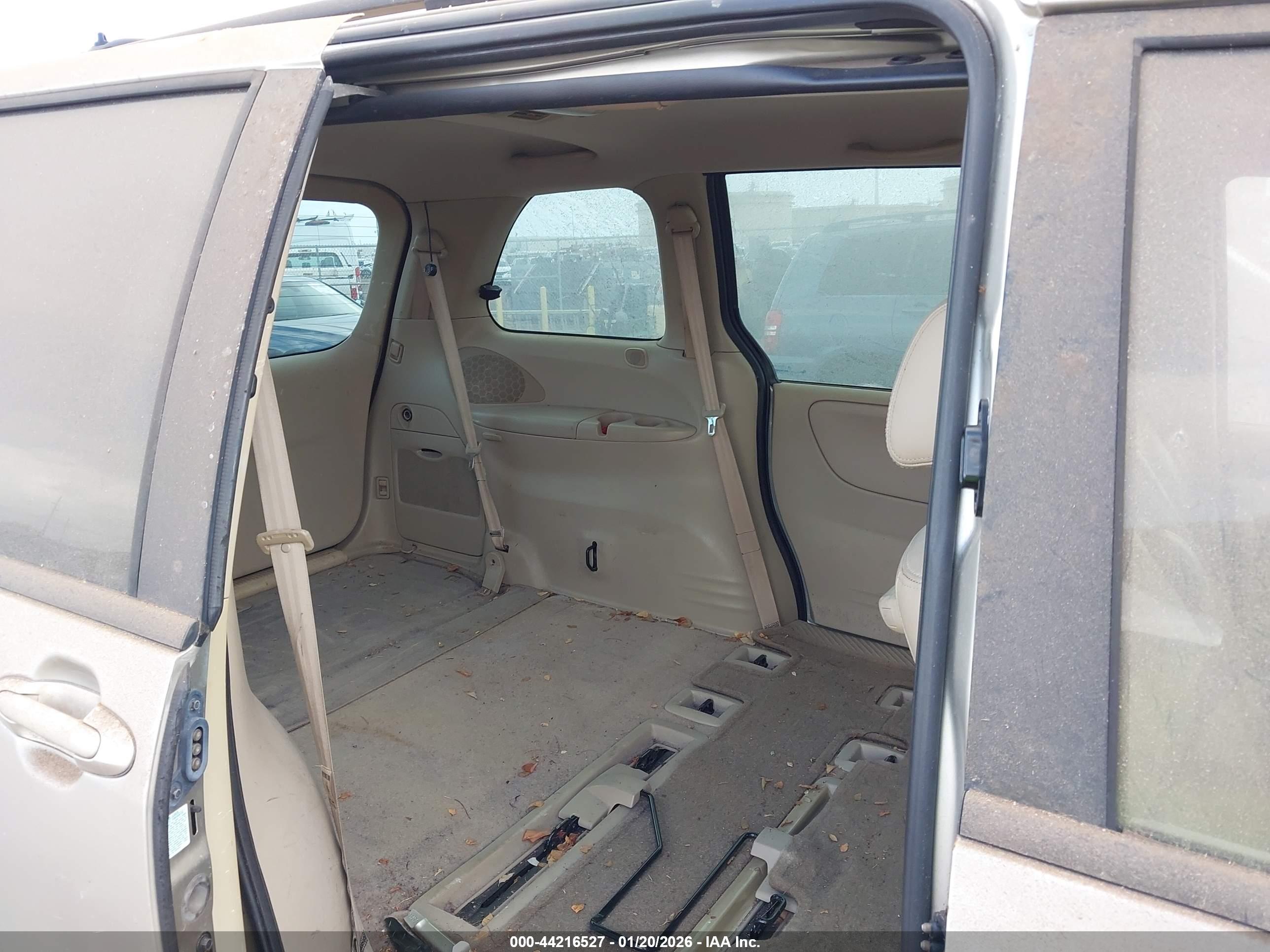 MAZDA MPV image 8