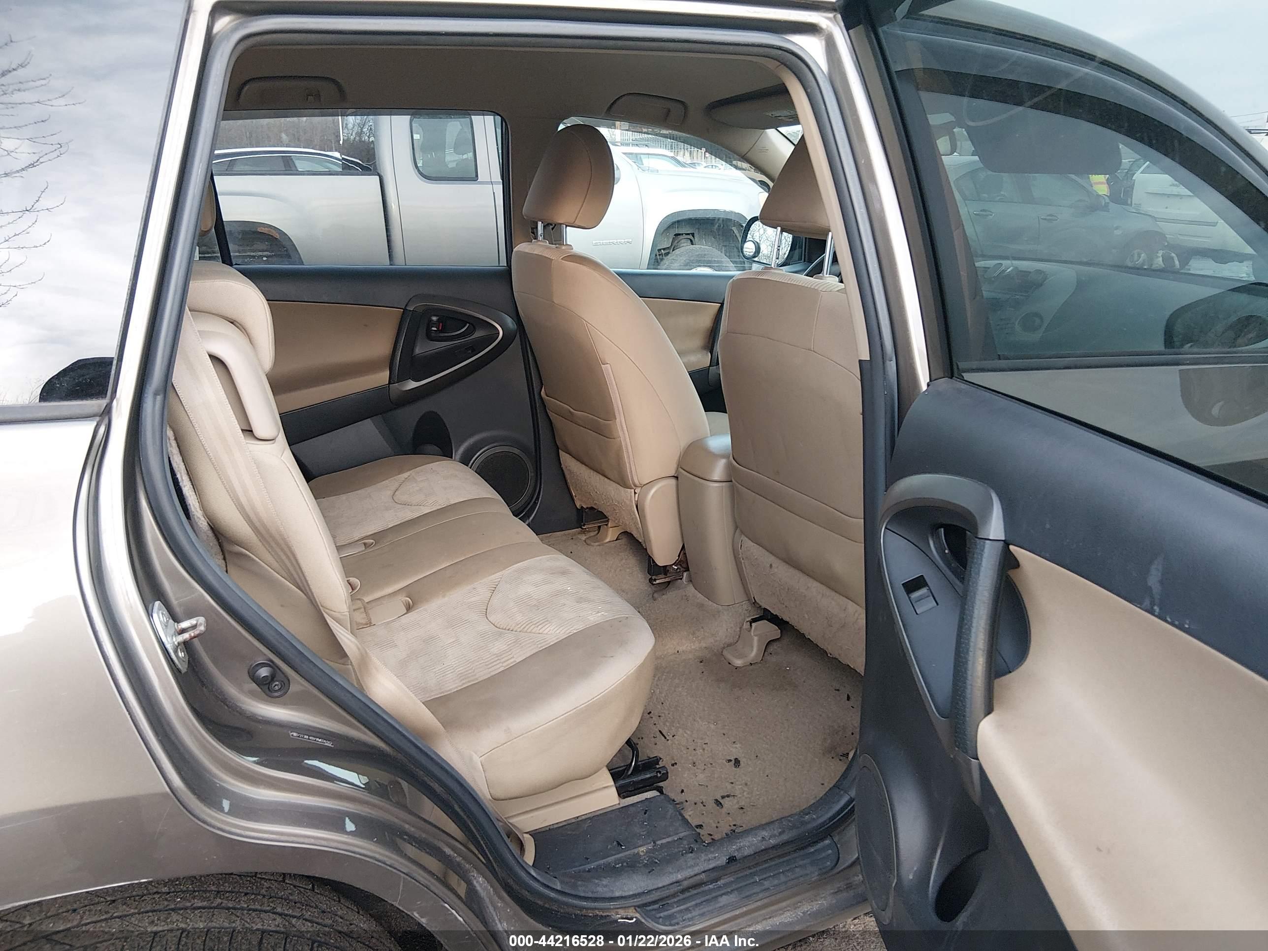 TOYOTA RAV4 image 8
