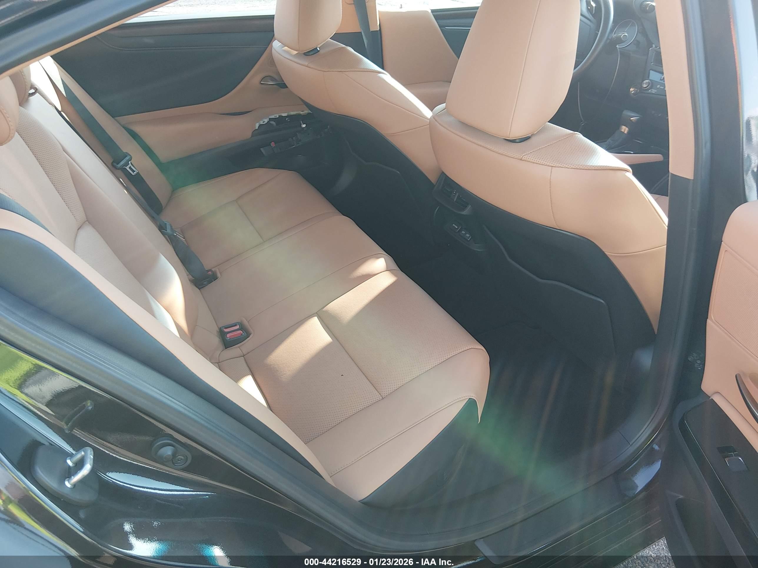 LEXUS ES image 8