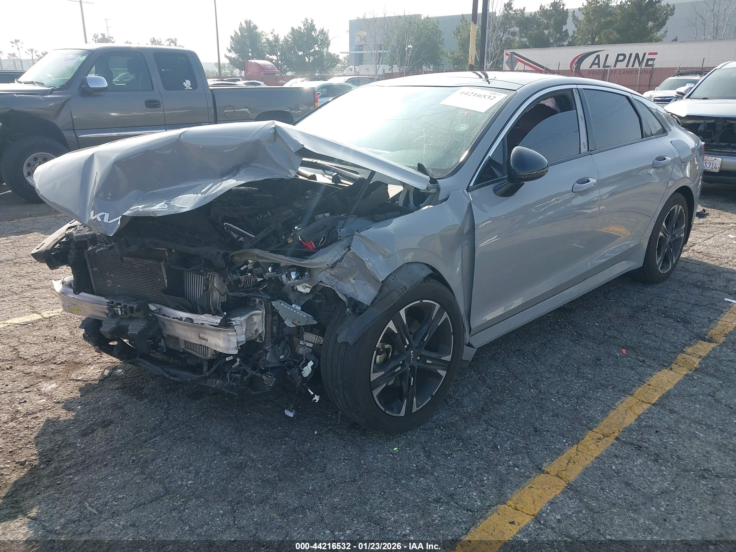 KIA K5 image 2
