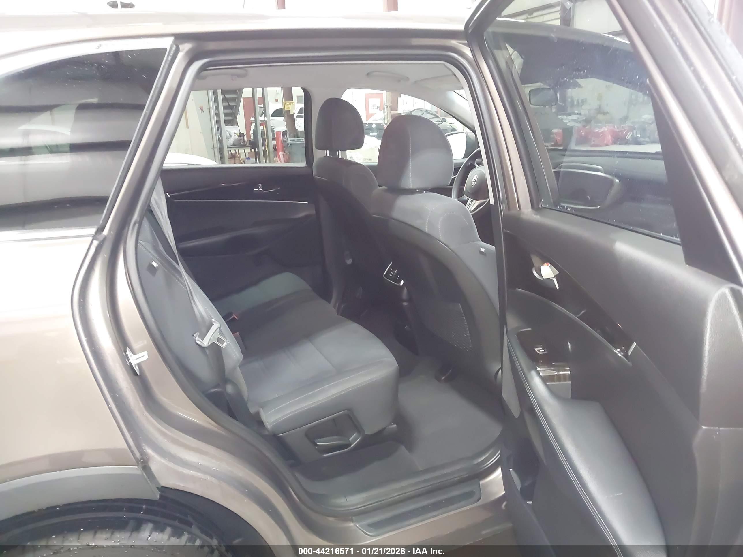 KIA SORENTO image 8