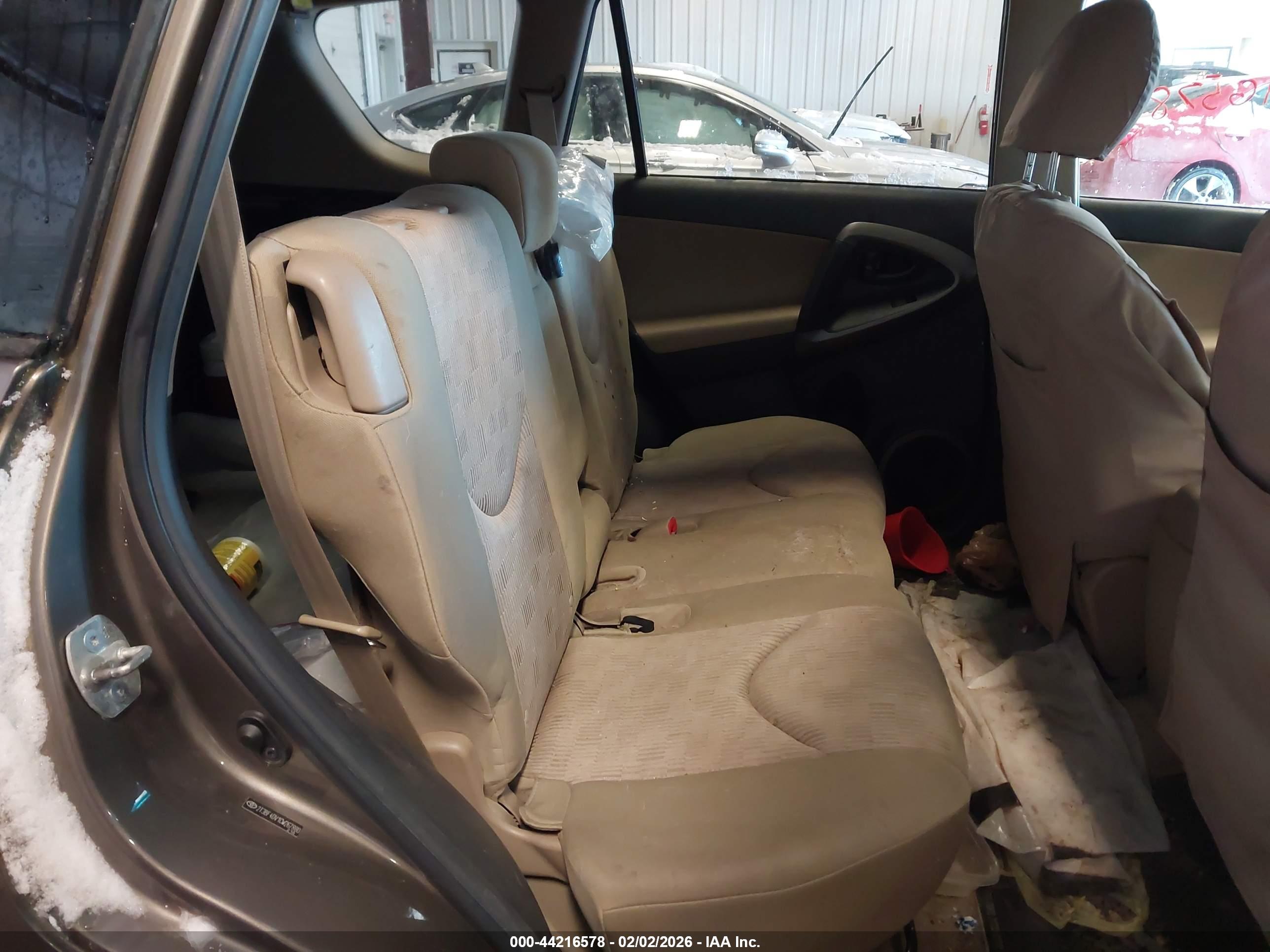 TOYOTA RAV4 image 8