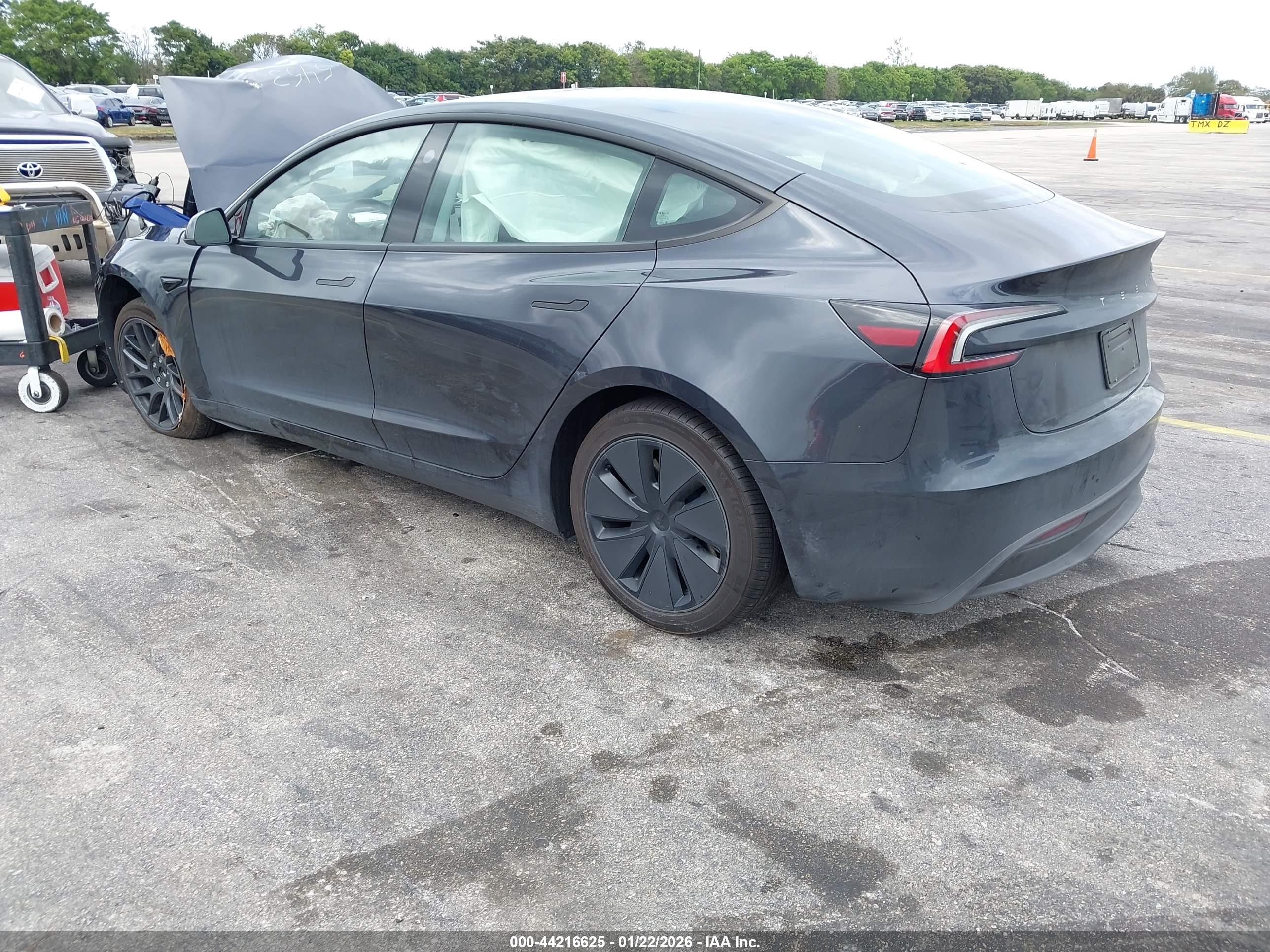 TESLA MODEL image 3