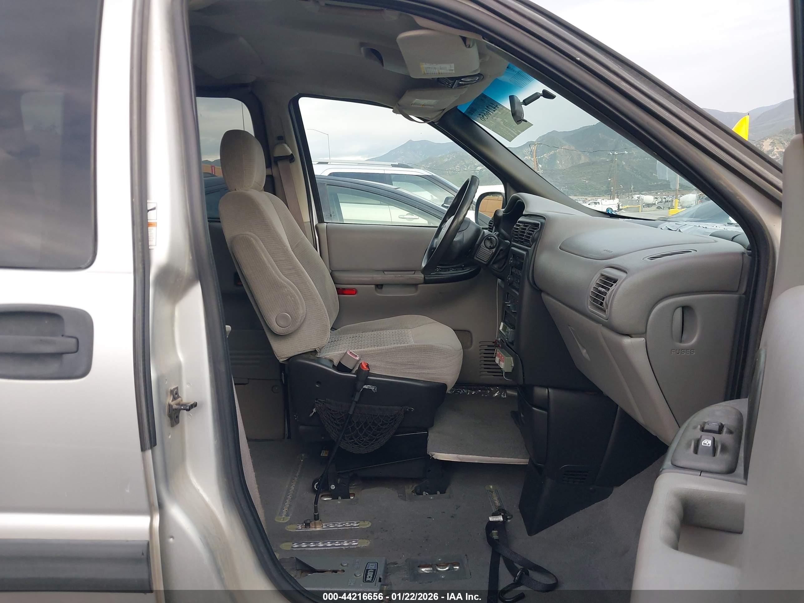 CHEVROLET VENTURE image 5