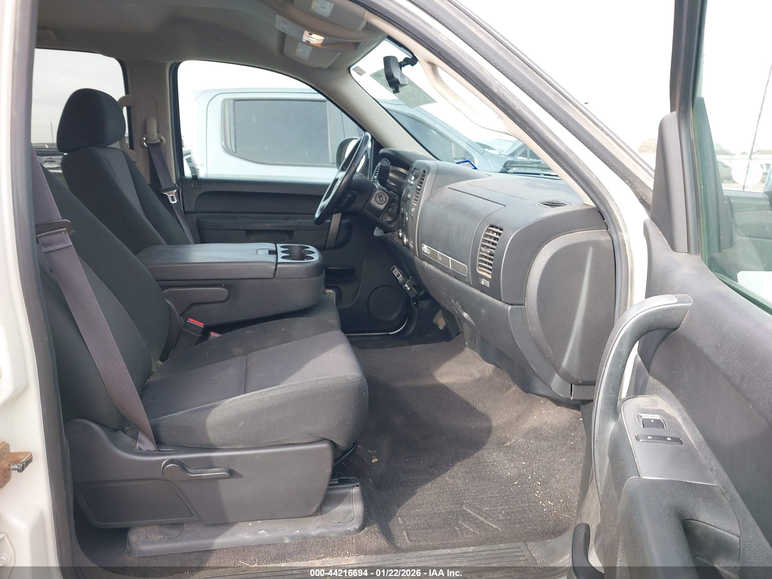 CHEVROLET SILVERADO image 5
