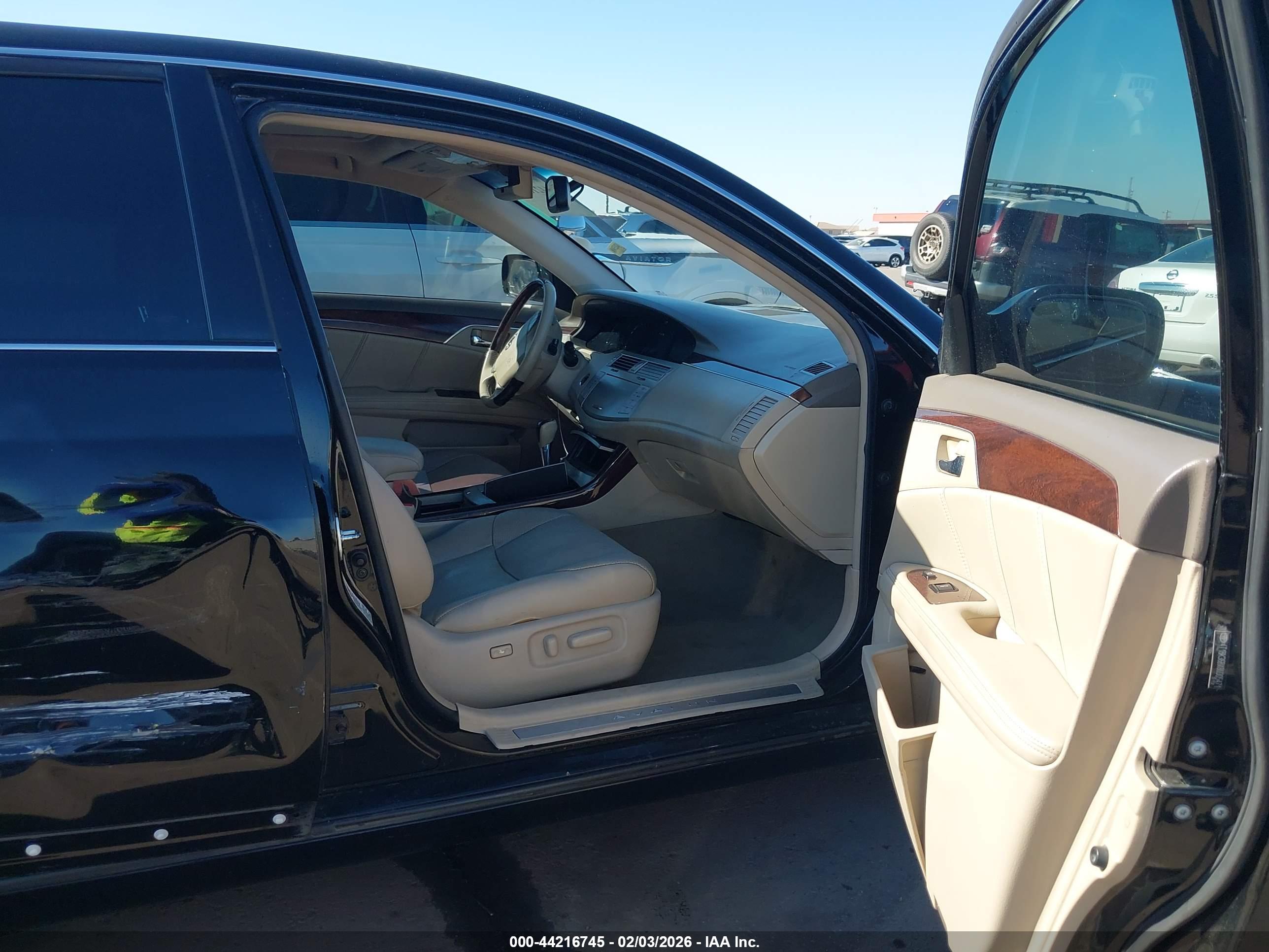 TOYOTA AVALON image 5
