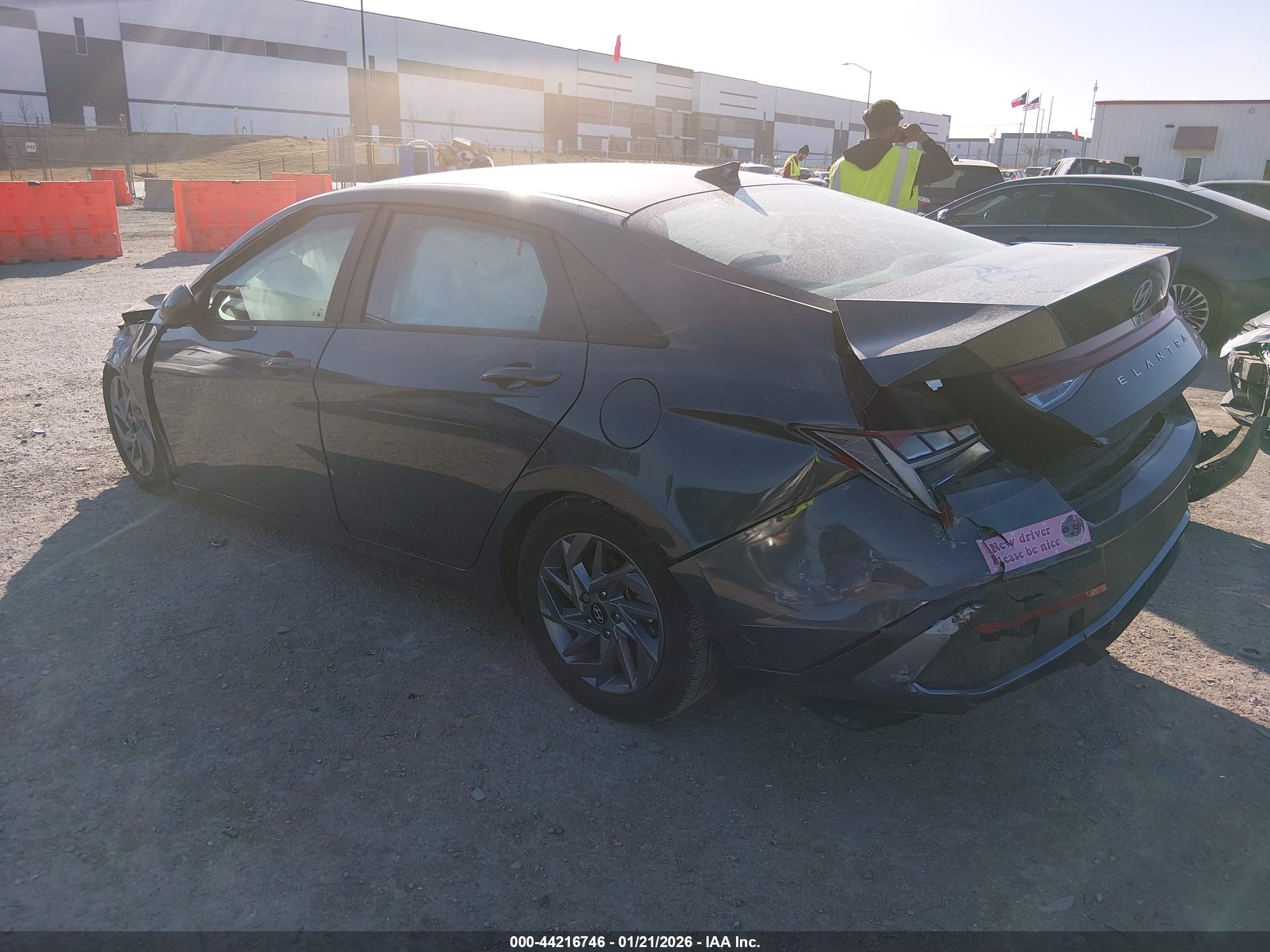 HYUNDAI ELANTRA image 3