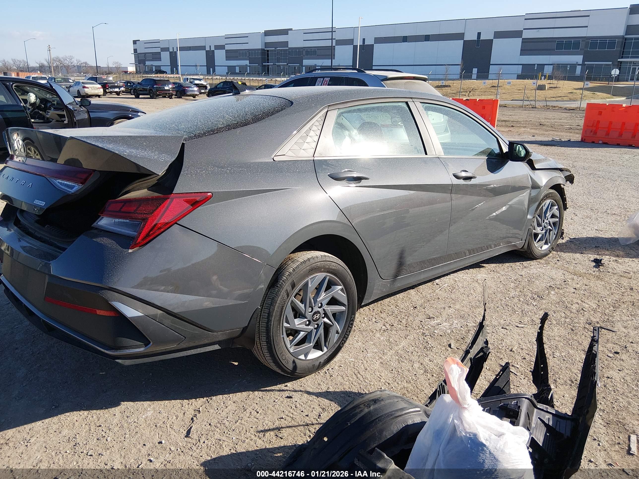HYUNDAI ELANTRA image 4