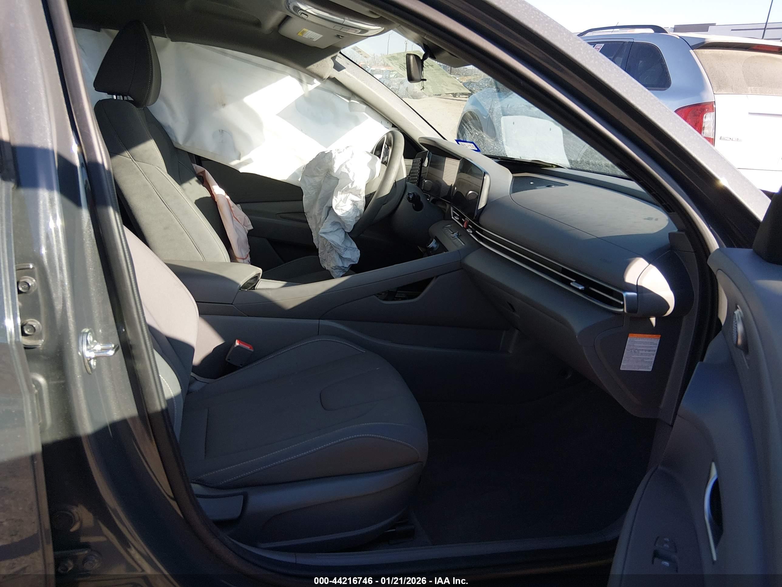 HYUNDAI ELANTRA image 5