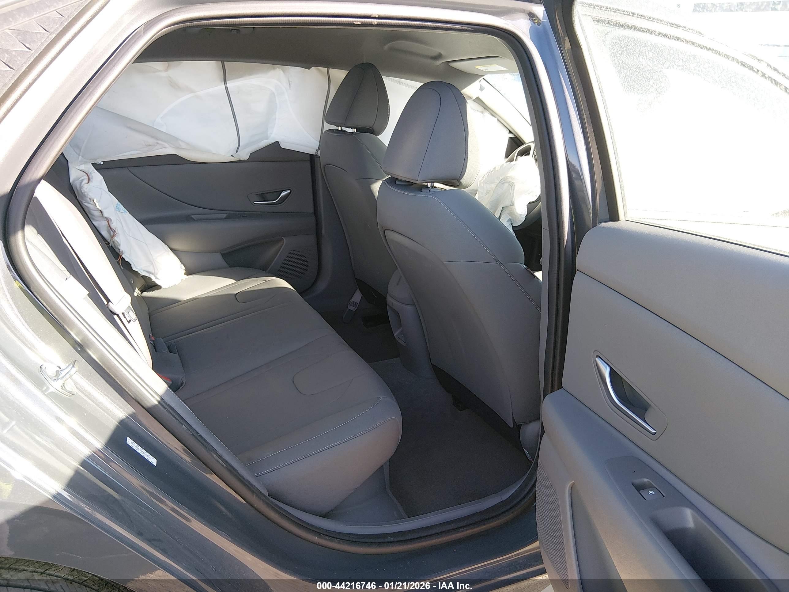 HYUNDAI ELANTRA image 8