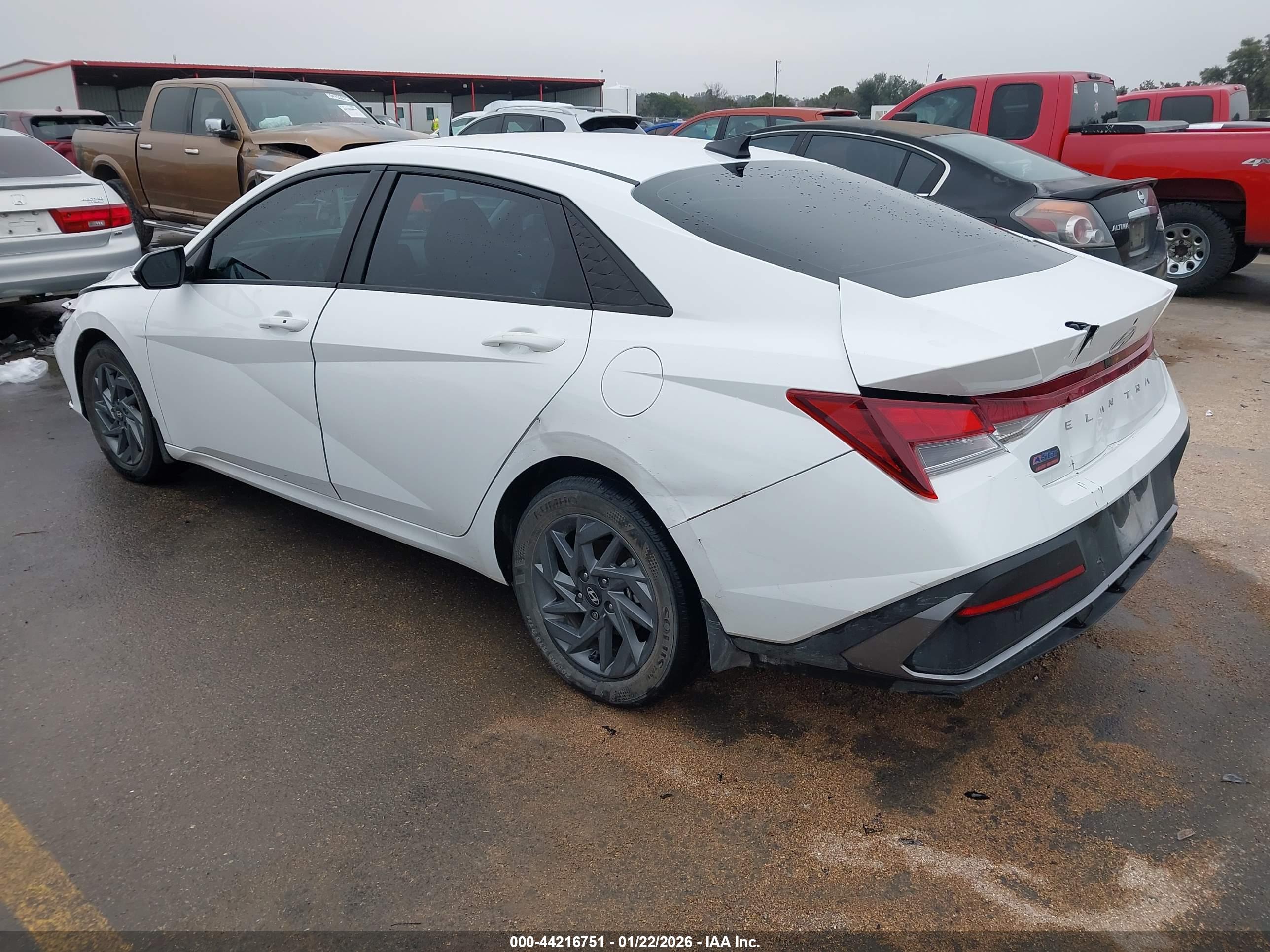 HYUNDAI ELANTRA image 3