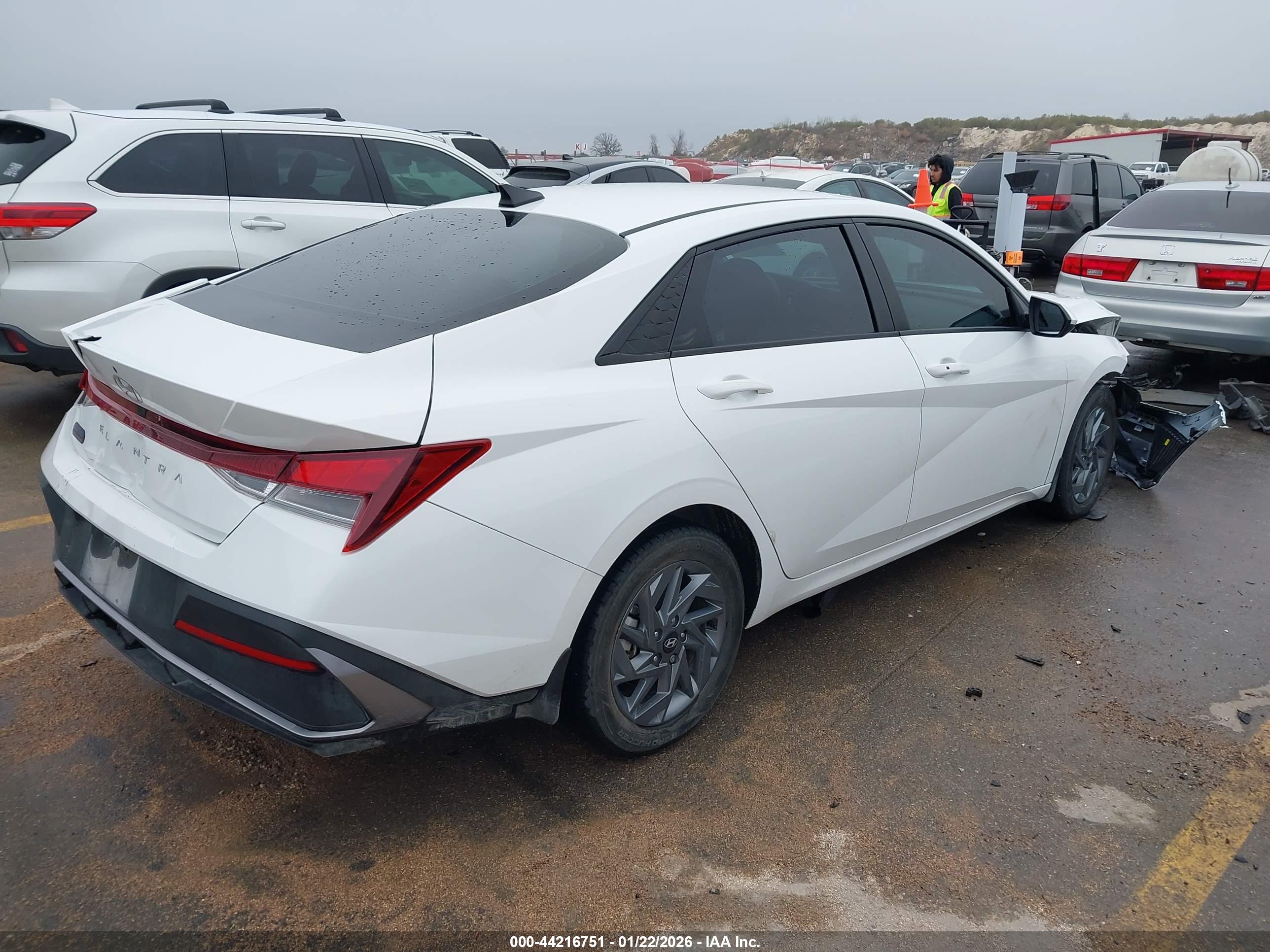 HYUNDAI ELANTRA image 4
