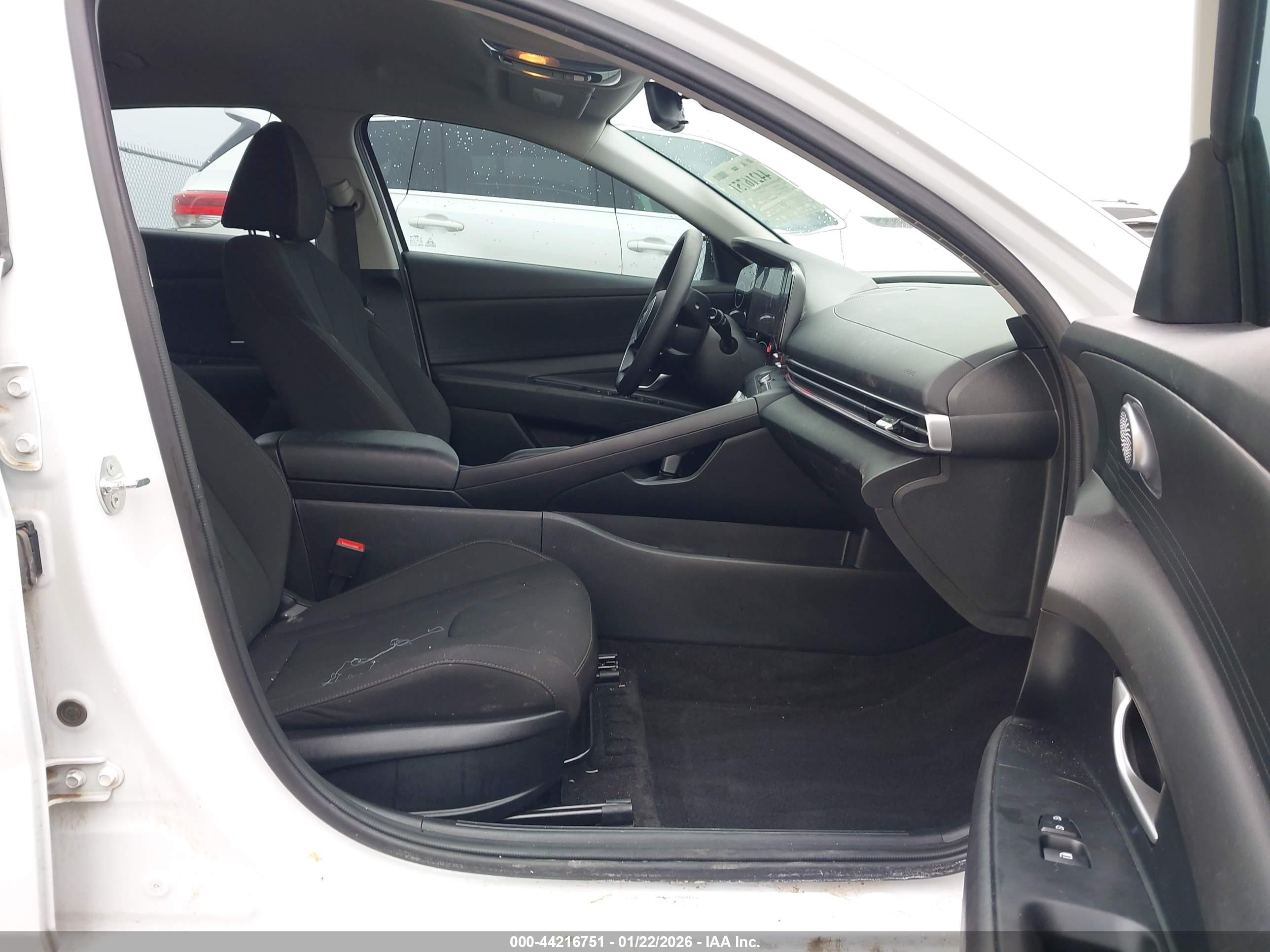 HYUNDAI ELANTRA image 5