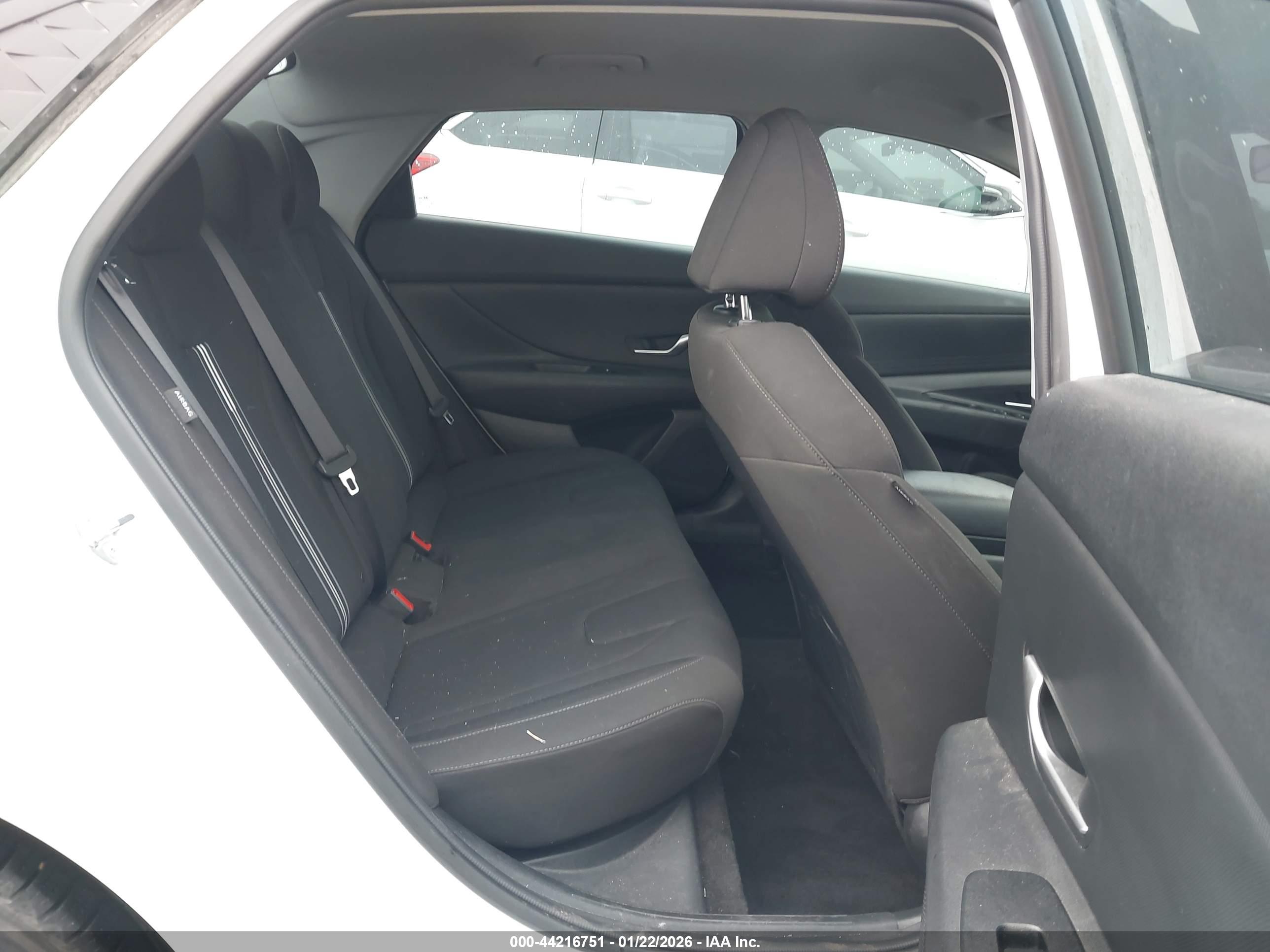 HYUNDAI ELANTRA image 8