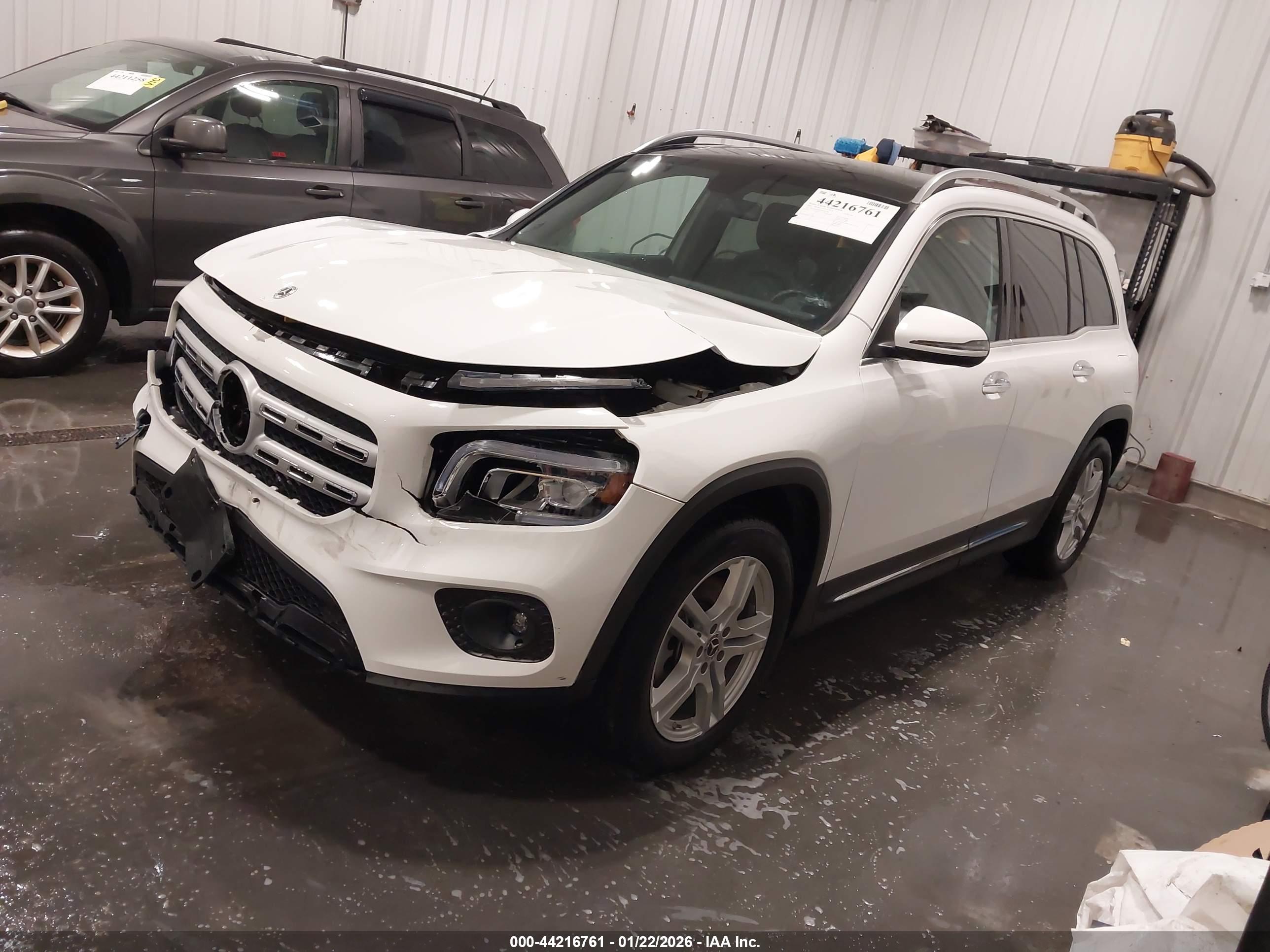 MERCEDES-BENZ GLB image 2