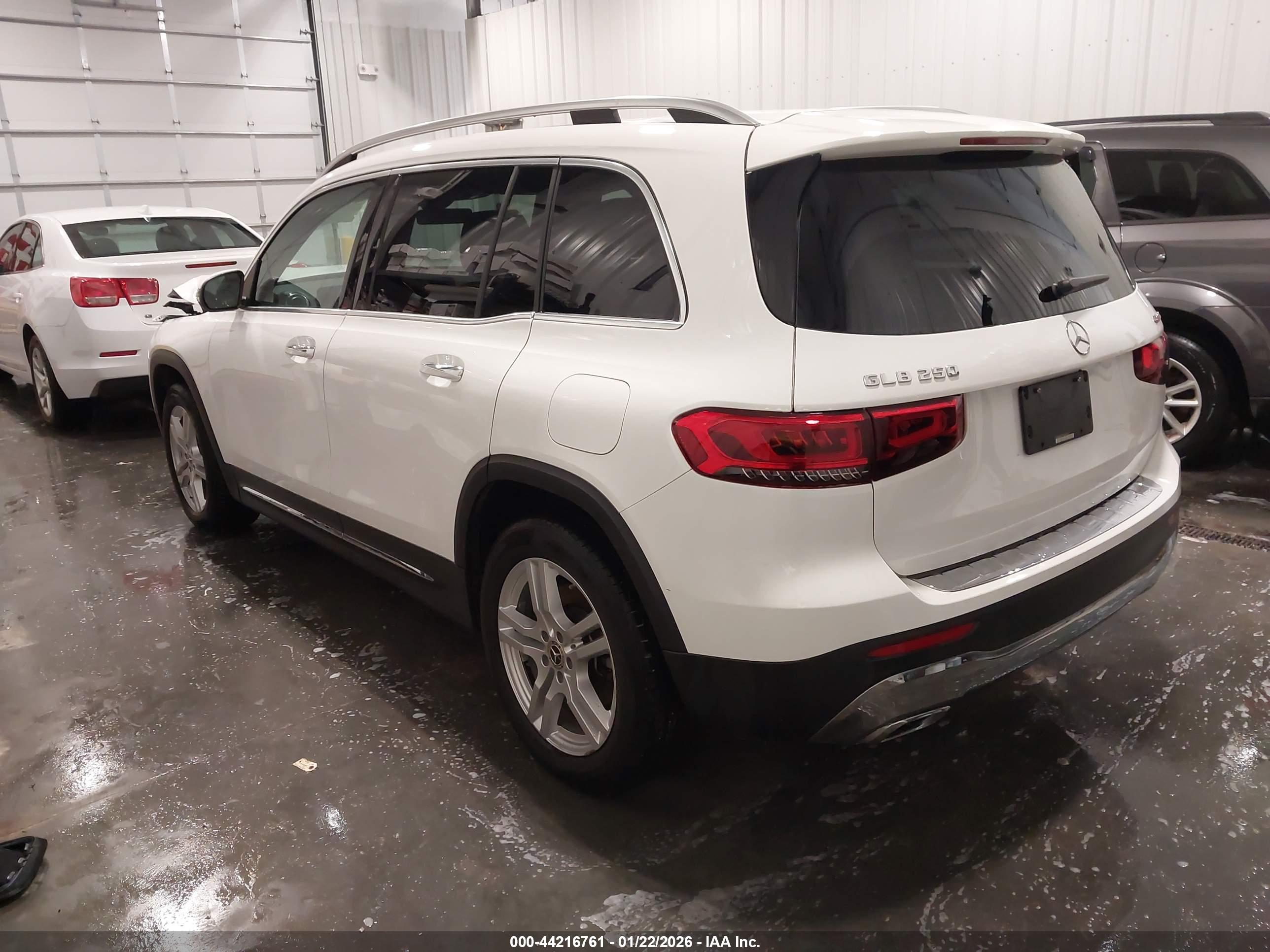 MERCEDES-BENZ GLB image 3