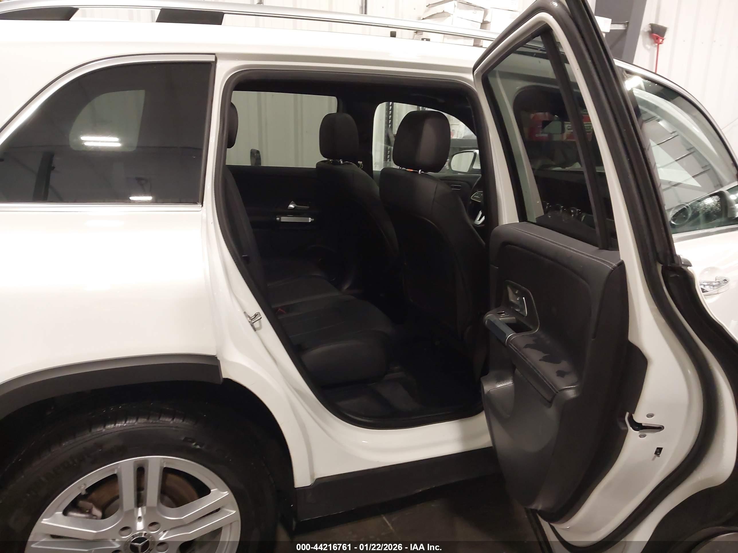 MERCEDES-BENZ GLB image 8