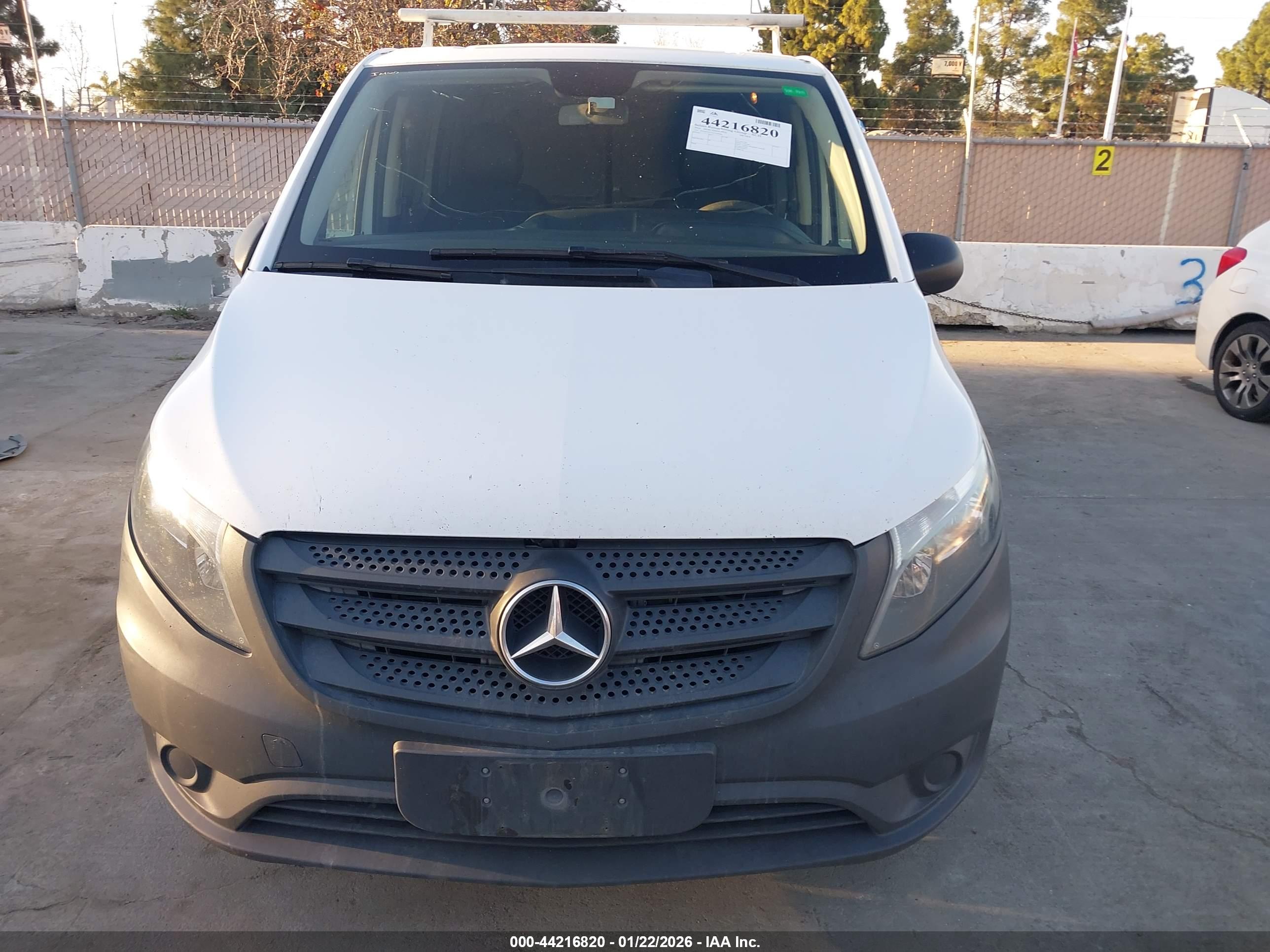 MERCEDES-BENZ METRIS image 6