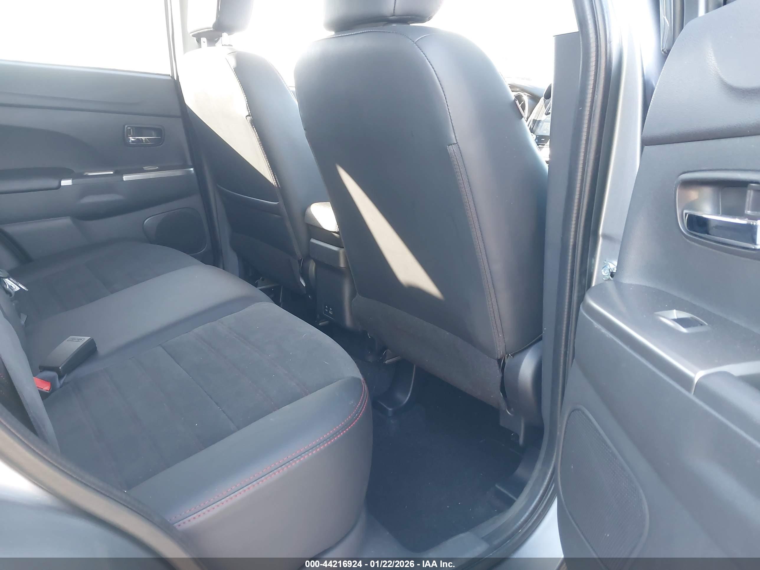 MITSUBISHI OUTLANDER image 8